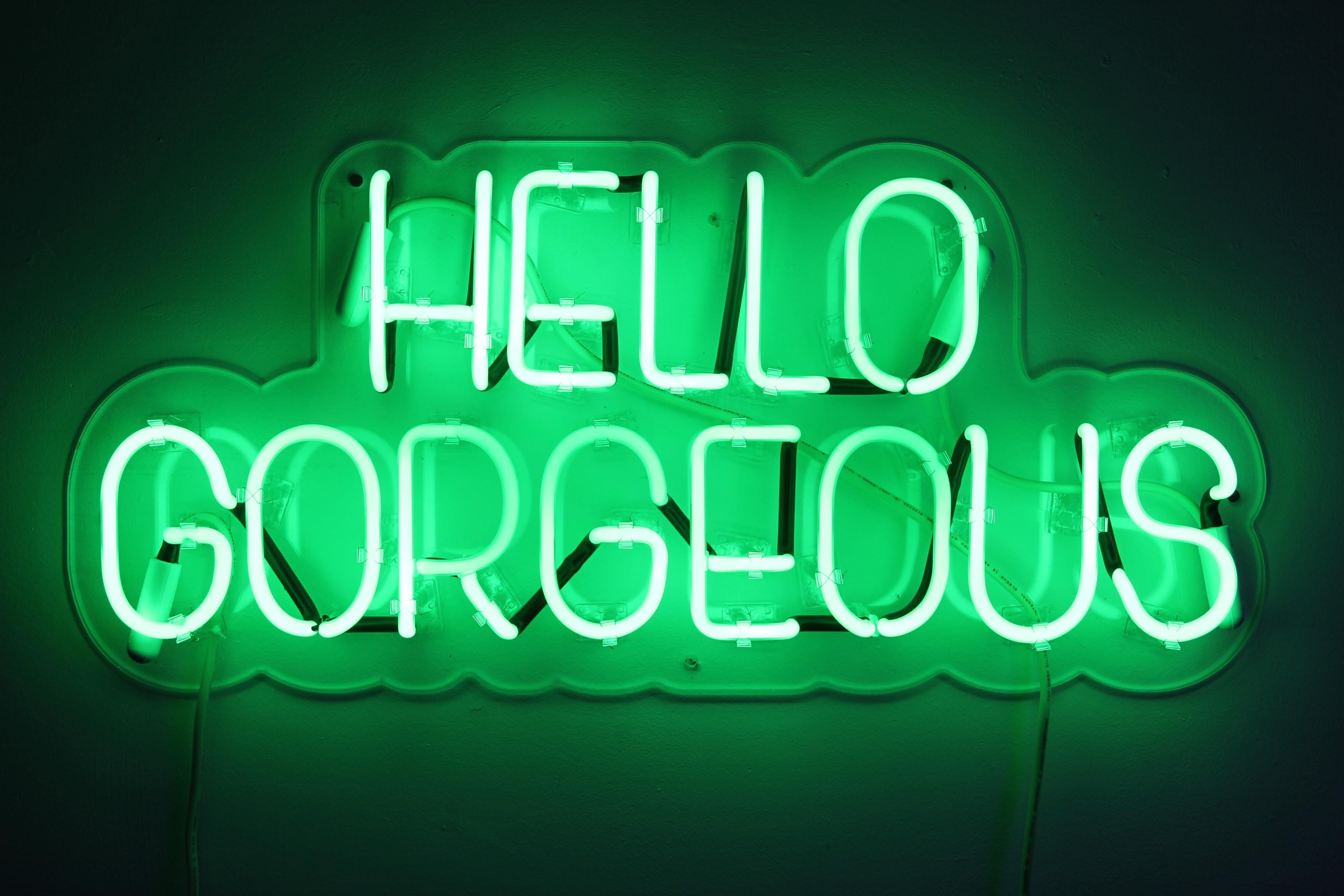 Hola preciosa - obra de arte de neón - Art Contemporáneo de Mary Jo McGonagle