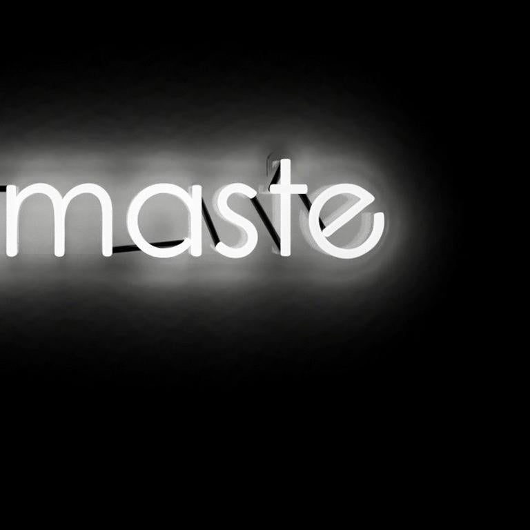 Namaste (A bienvenue) - Noir Figurative Sculpture par Mary Jo McGonagle