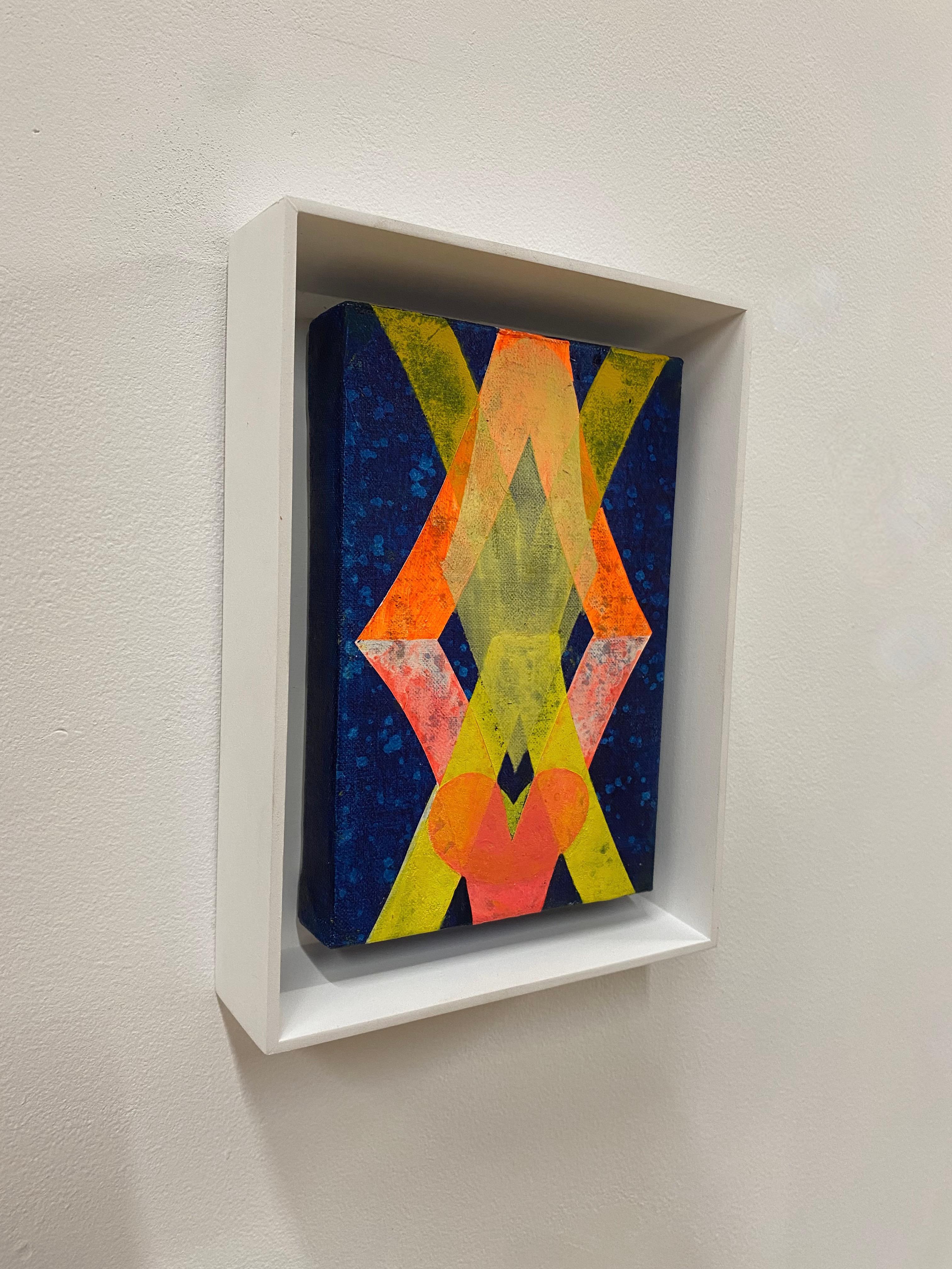 Bacio rosa - Pittura astratta geometrica contemporanea Giallo neon blu rosa, 2020 - Painting Contemporaneo di Mary Judge