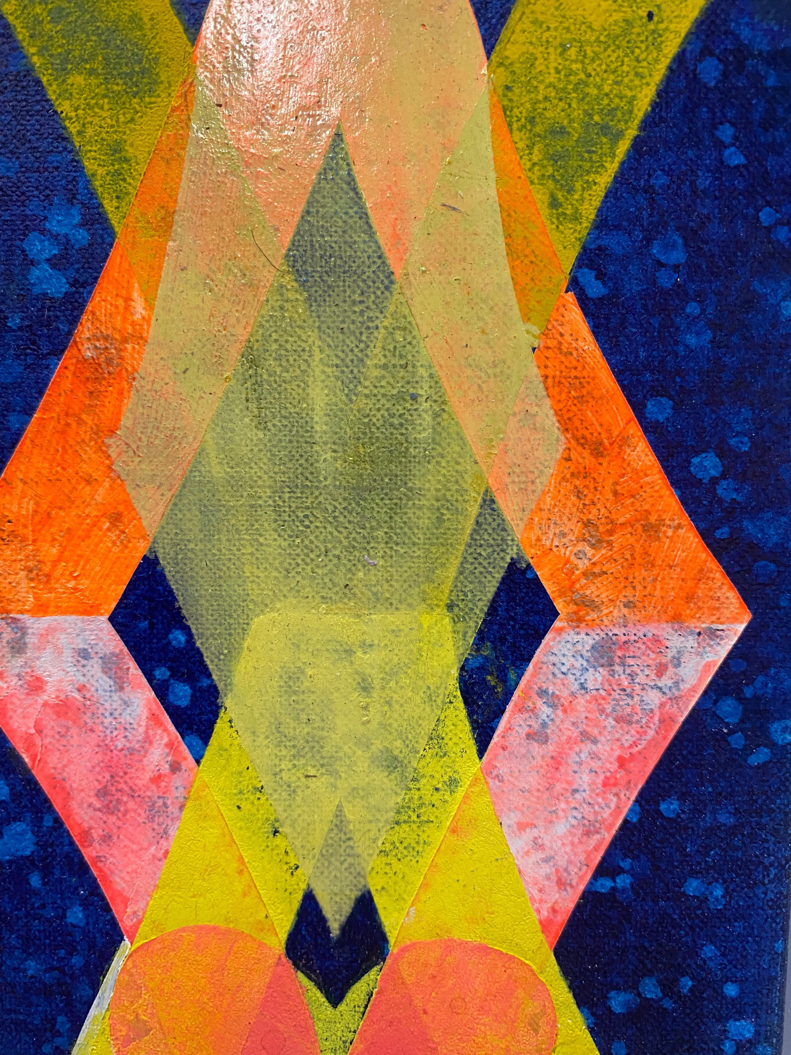 In questo dipinto astratto contemporaneo a olio su lino, la forma giallo neon al centro è vibrante e luminosa e fa da contraltare a forme geometriche stratificate e accattivanti in arancione e rosa fucsia su uno sfondo blu brillante screziato.