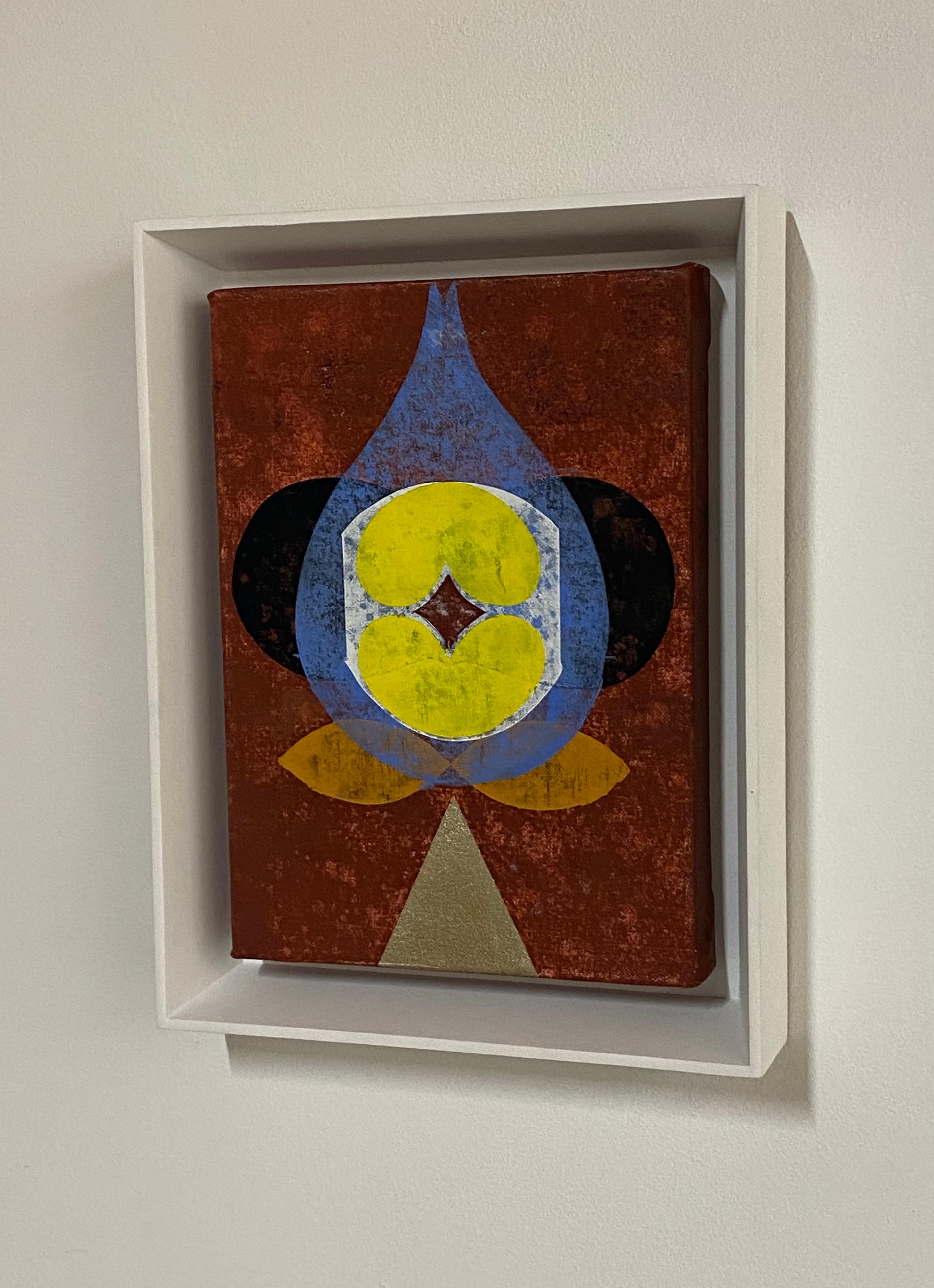 In questo dipinto astratto contemporaneo a olio su lino, la forma gialla al centro è vibrante e luminosa e fa da contraltare a forme geometriche stratificate e accattivanti in nero e arancione chiaro sullo sfondo screziato di ruggine scuro e
