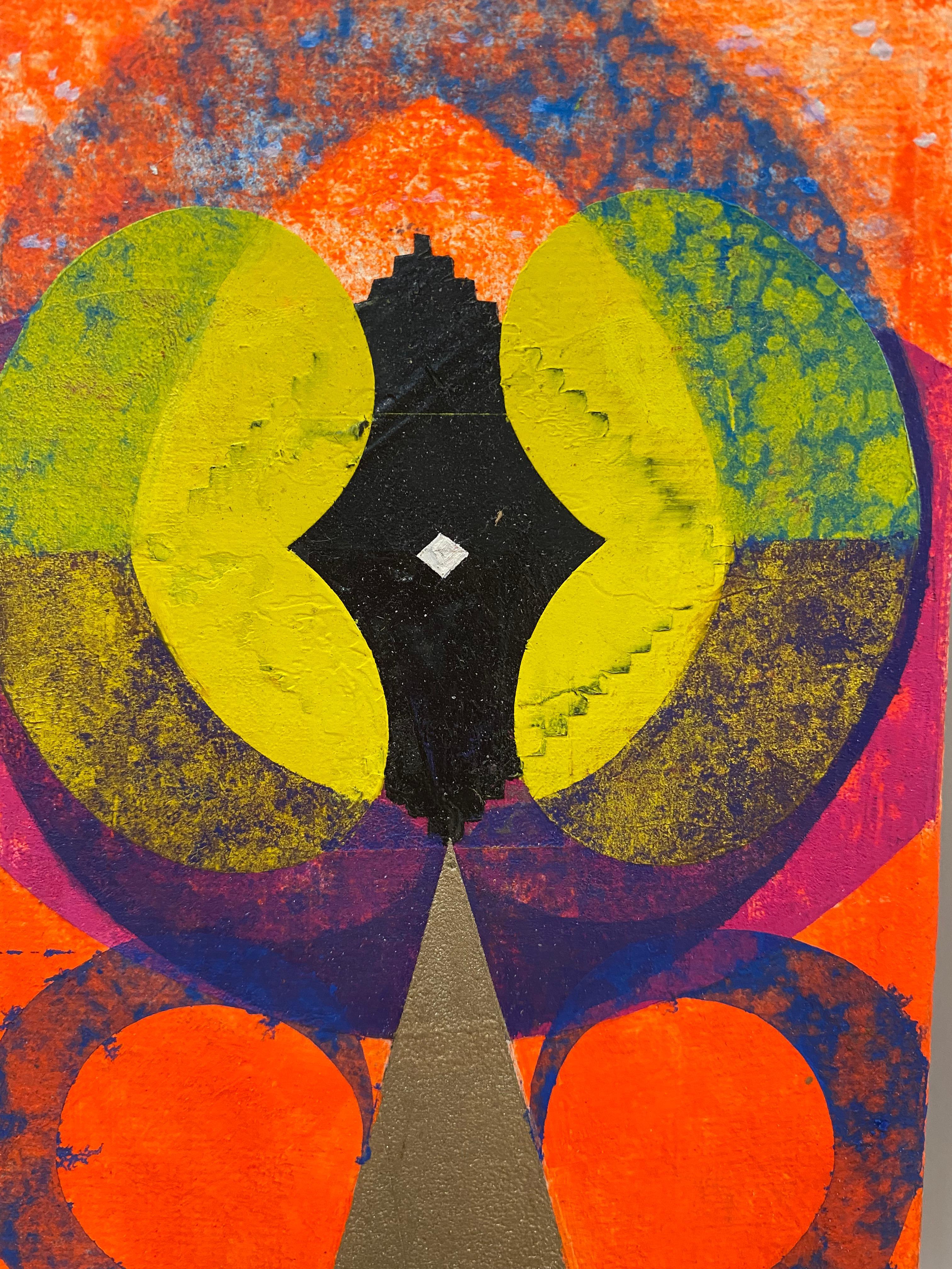 In questo dipinto contemporaneo a olio su lino, una forma luminosa di colore giallo neon al centro si contrappone a forme geometriche stratificate e accattivanti in blu cobalto, arancione rossastro, nero, bianco, rosa fucsia e viola scuro su uno