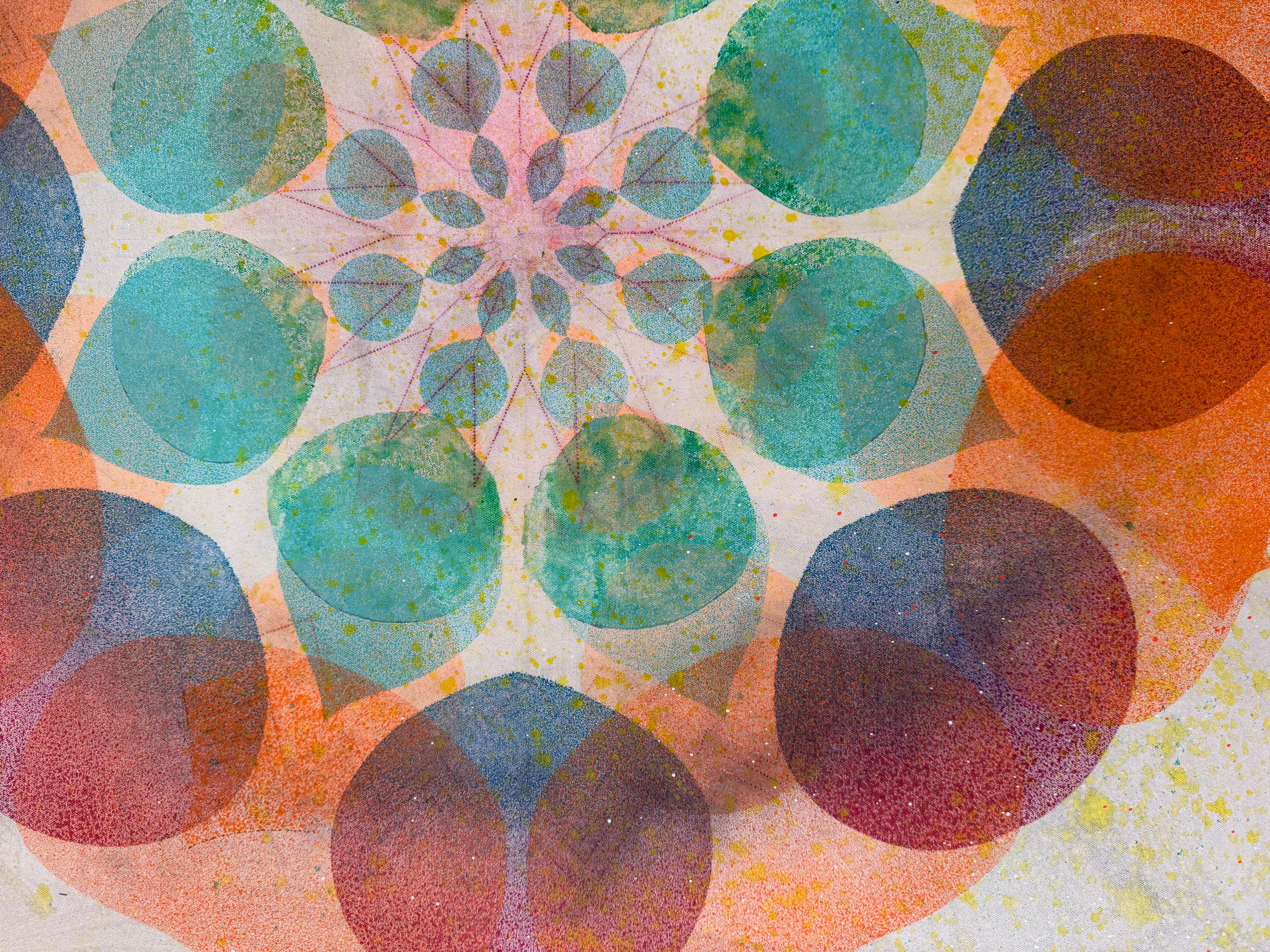 Zeitgenössisches abstraktes Gemälde in Acryl und Pigmenten auf Leinwand mit einem geometrischen Blumenmandala aus abgerundeten, geschichteten Formen in Orange, Teal und Blau in einem kompliziert geschichteten Design. Die Kombination aus der
