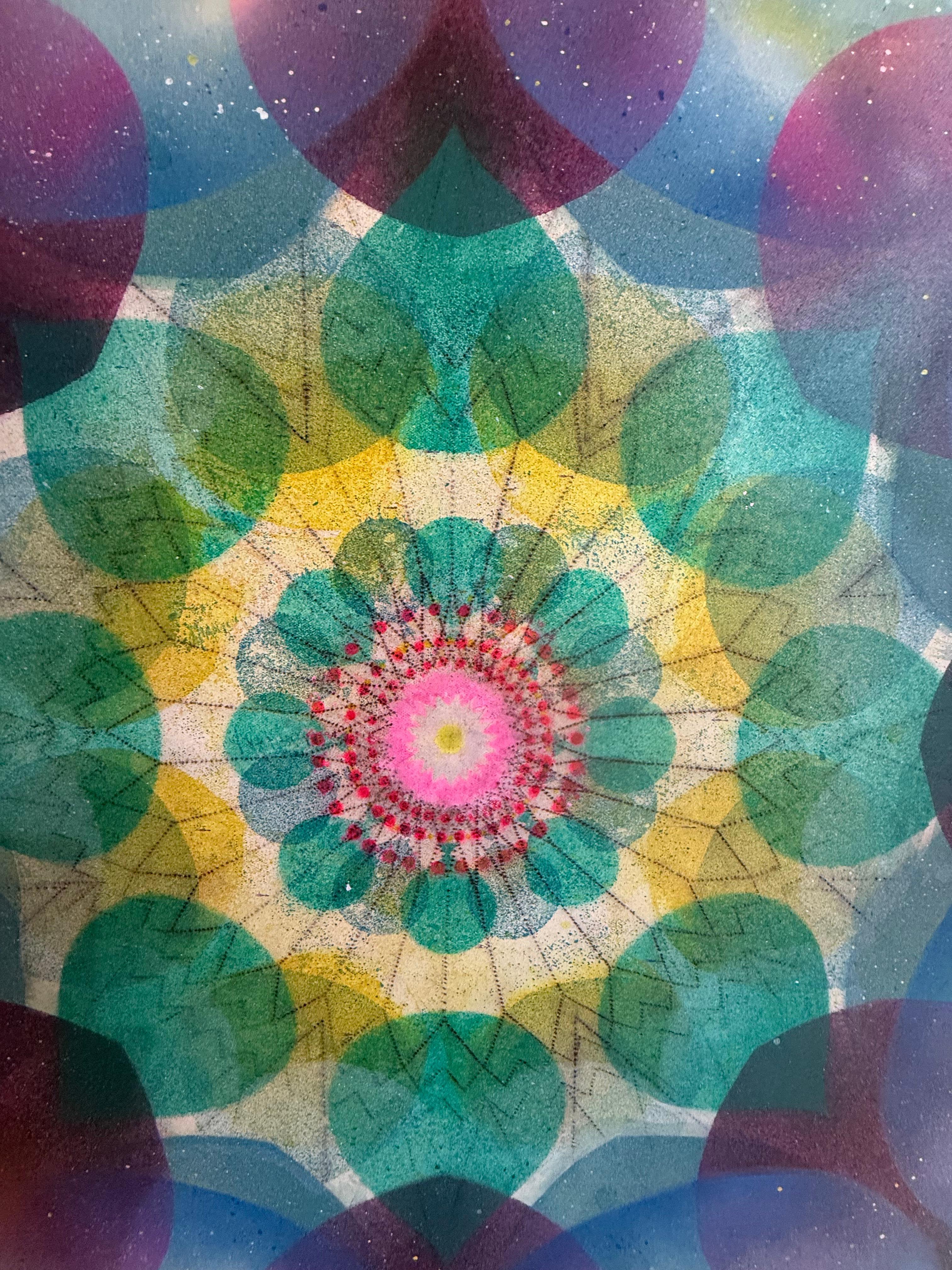 Caleidoscopio Pop Green Haze - Mandala Círculo Geométrico Azul Violeta Amarillo, 2025 - Abstract Painting Gris de Mary Judge