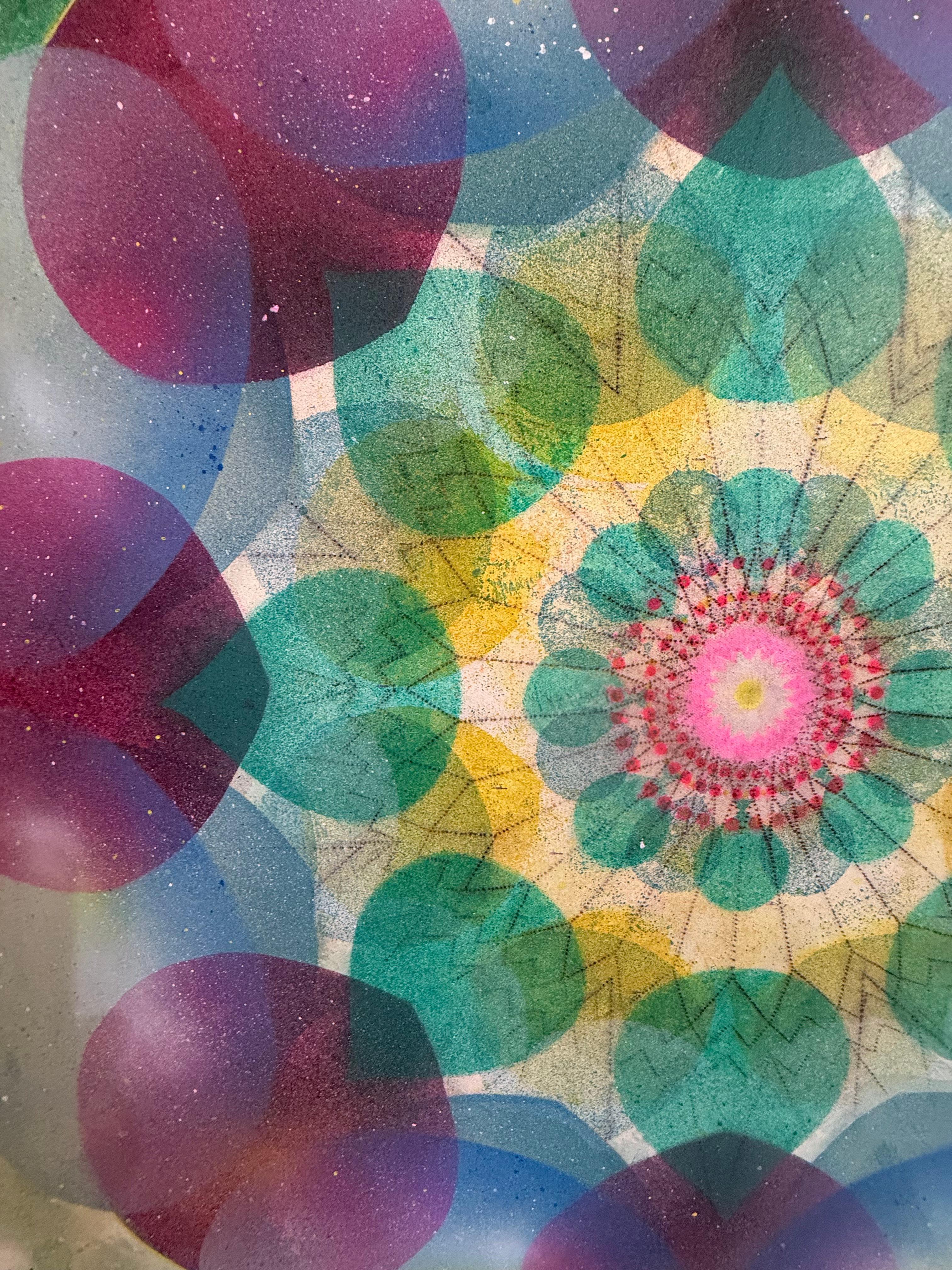 Pintura abstracta geométrica en acrílico y pigmento sobre lienzo de un mandala formado por círculos superpuestos y cuidadas líneas punteadas hacia el centro con azul, verde, amarillo y magenta púrpura en un intrincado diseño de capas. La combinación