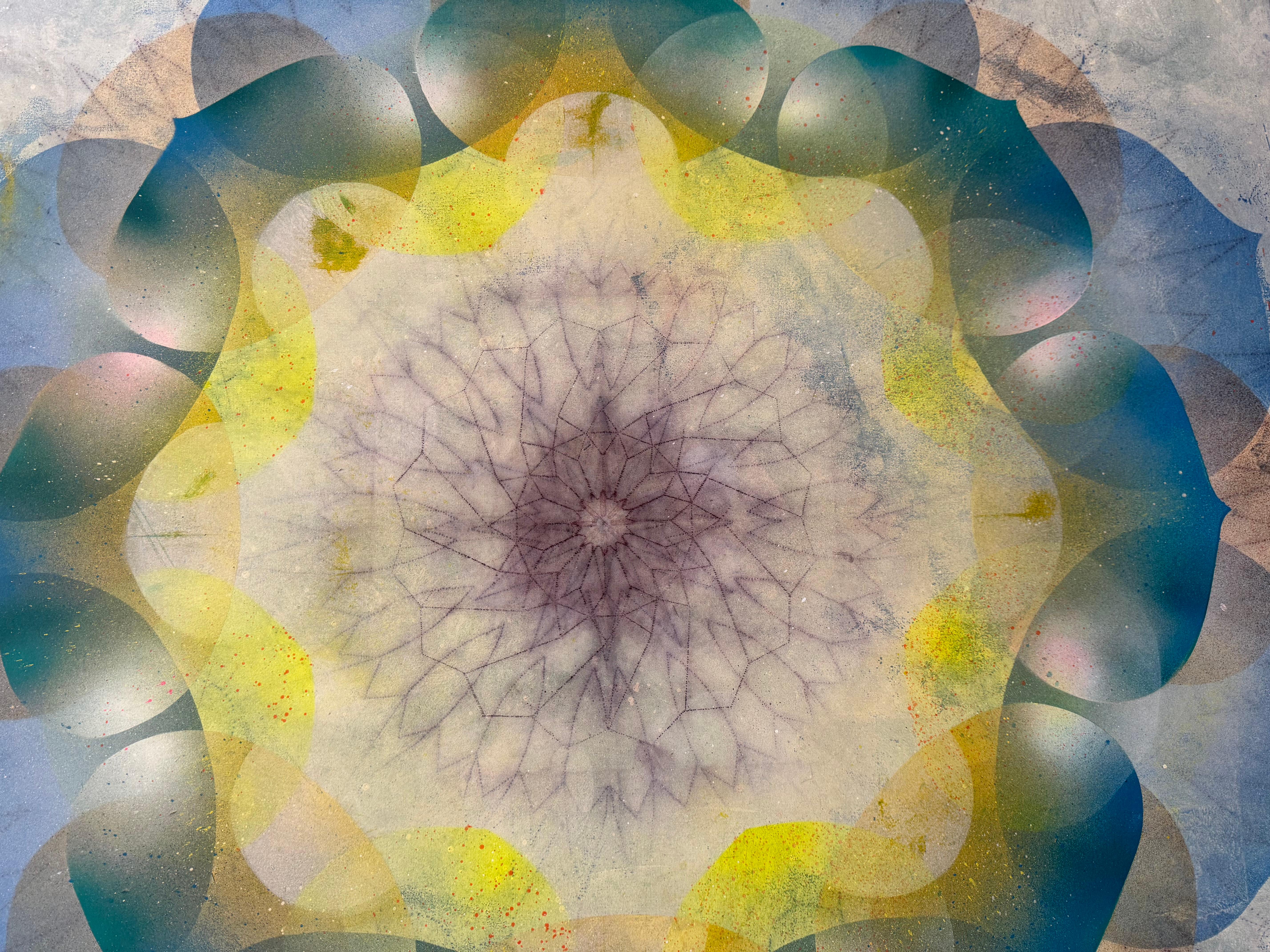 Kaleidoskop Pop Queen Anne - Blau Grün Gelb Geometrisches Blumenmandala, 2025 im Angebot 7