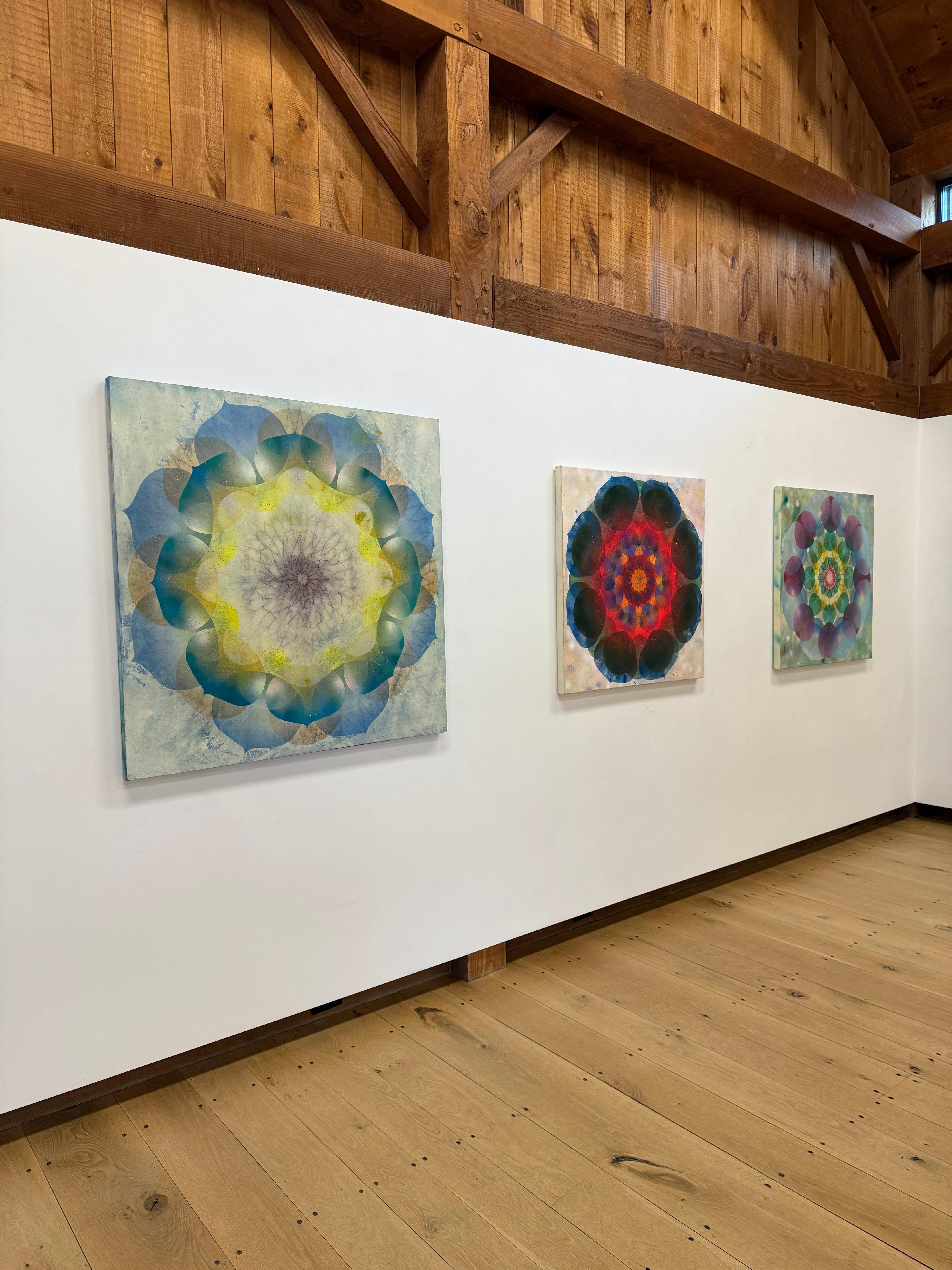 Kaleidoskop Pop Queen Anne - Blau Grün Gelb Geometrisches Blumenmandala, 2025 im Angebot 11