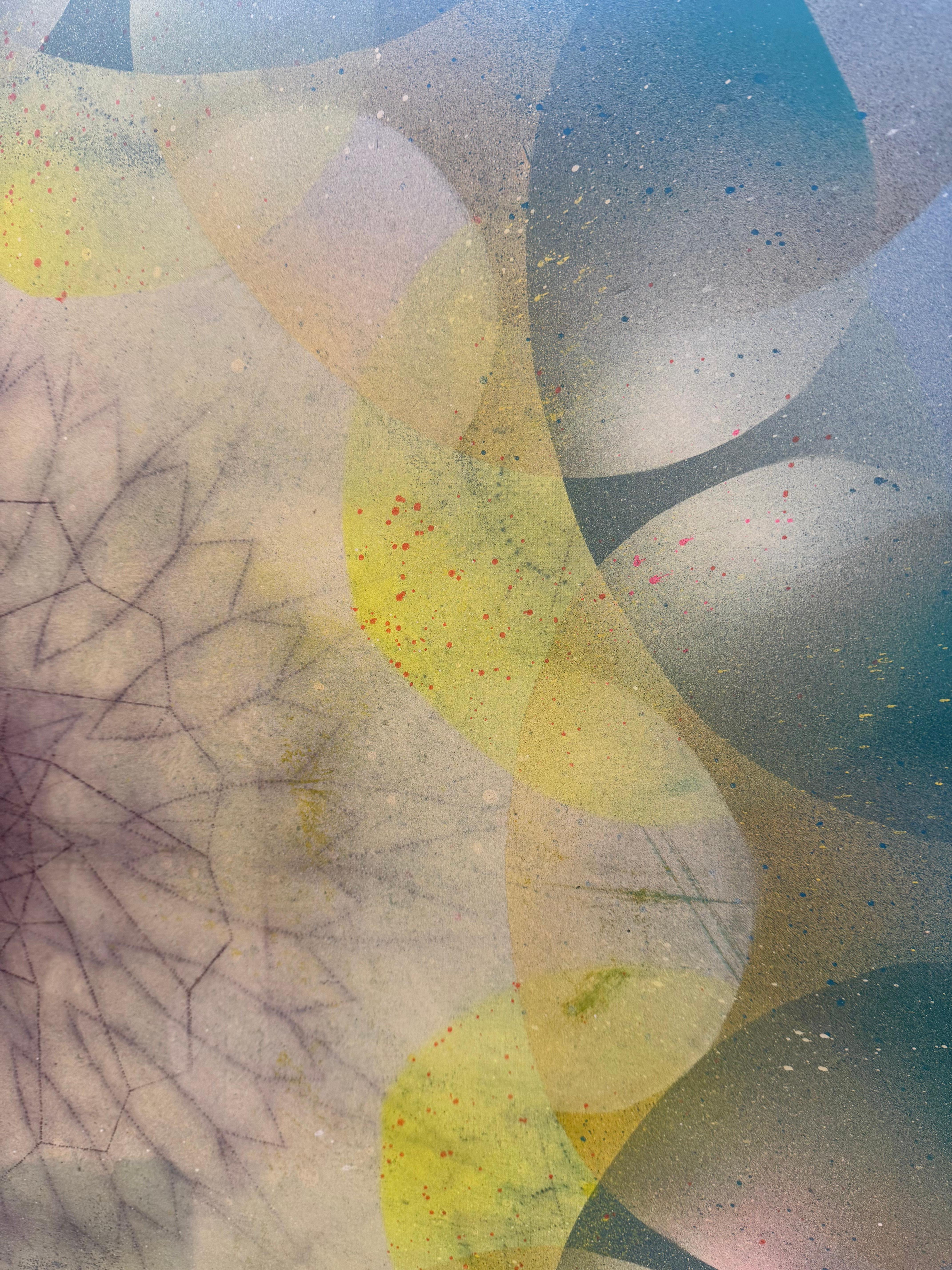 Zeitgenössisches abstraktes Gemälde in Acryl und Pigment auf Leinwand mit einem geometrischen Blumenmandala aus geschichteten Formen und zarten Linien zur Mitte hin mit Blau, Grün und leuchtendem Gelb in einem kompliziert geschichteten Design. Die