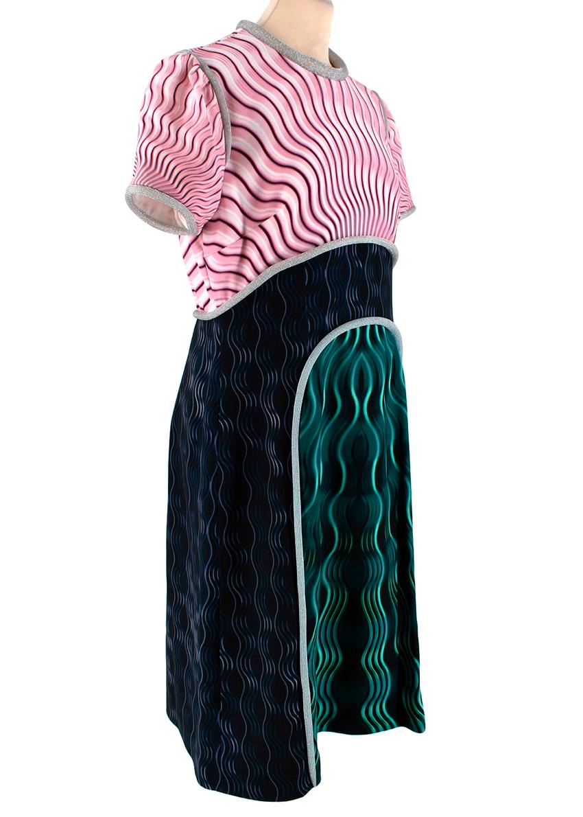 Mary Katrantzou Pink Black & Green Wave Print Piped Dress

-Gorgeous graphic design 
-Beautiful wavy patterns 
-Great color combination 
-3D Silver pipping details 
-Luxurious silk lining 
-Short sleeve classic cut 
-Zip fastening to the back