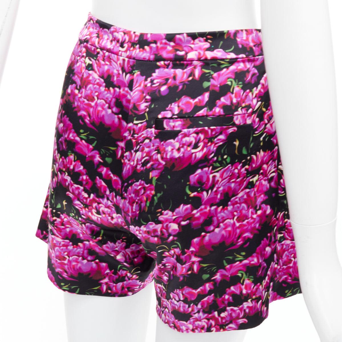 Short taille hauteARY KATRANTZOU 100 % soie imprimé floral photographique GB6 XS
Référence : GEGG/A00034
Marque : Mary Katrantzou
MATERIAL : Soie
Couleur : rose, vert
Motif : Floral
Fermeture : braguette à glissière
Fabriqué au :