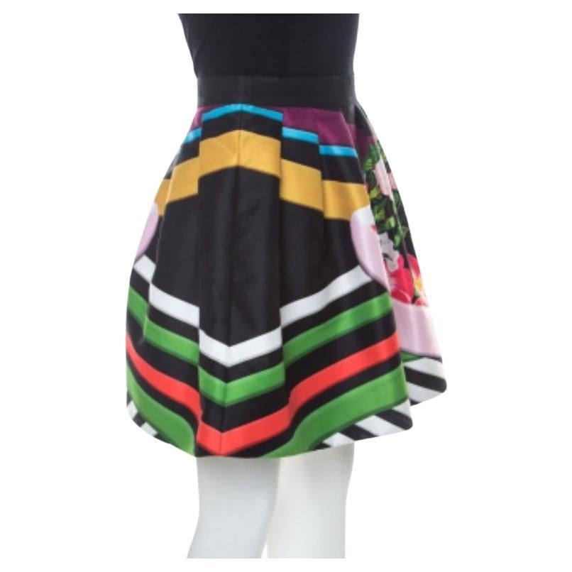 Divertenti colori multicolore si combinano con una femminile silhouette ad A per darti questa fantastica gonna Mary Katrantzou Algernon. Questa deliziosa gonna presenta un'incredibile combinazione di due accattivanti stampe, a righe e floreali, su