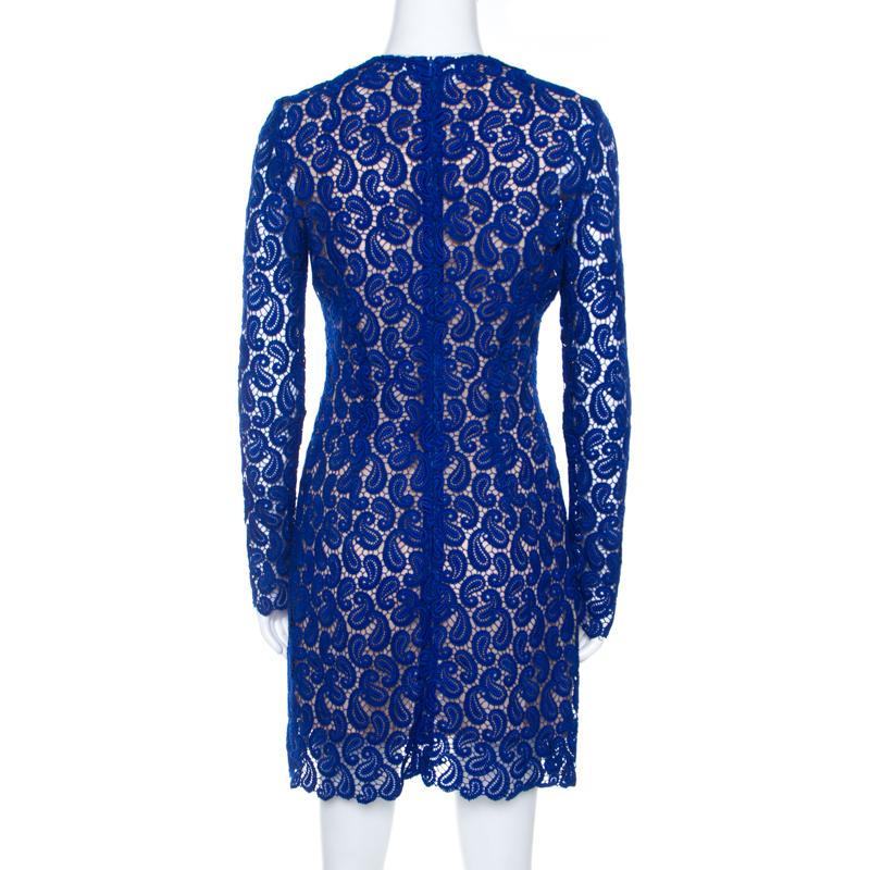 Die Schneiderei dieses Kleides ist eindeutig und exquisit und macht es zu einer weiteren perfekten Kreation von Mary Katrantzou. Es hat lange Ärmel und ist mit Paisley-Macrame-Spitze verziert. Dieses stilvolle blaue Kleid ist eine würdige Ergänzung