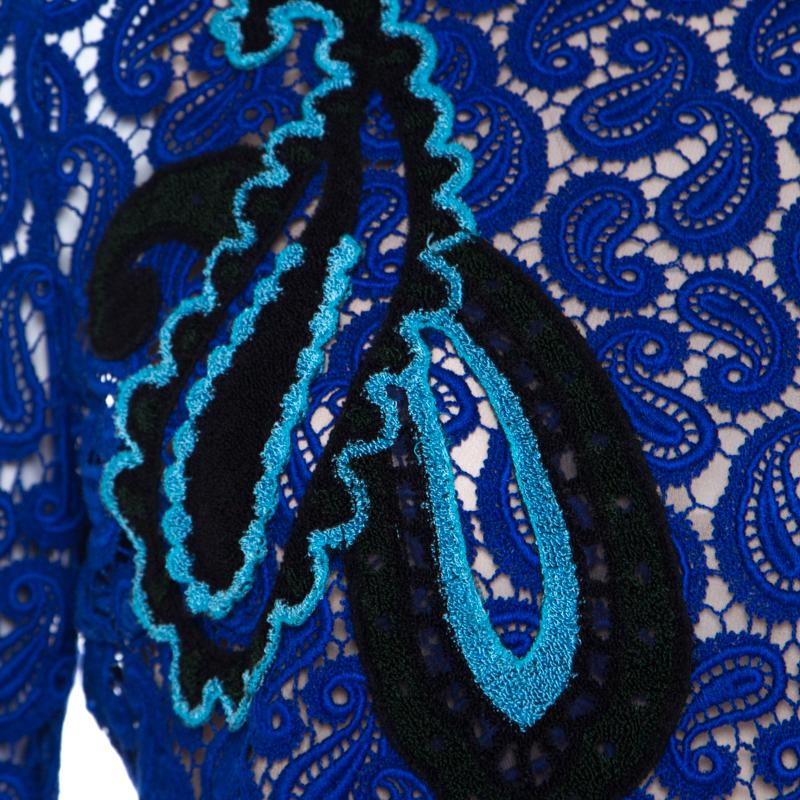 Mary Katrantzou - Robe droite Geri bleu cobalt à motif cachemire et dentelle Macrame superposée, taille M en vente 1