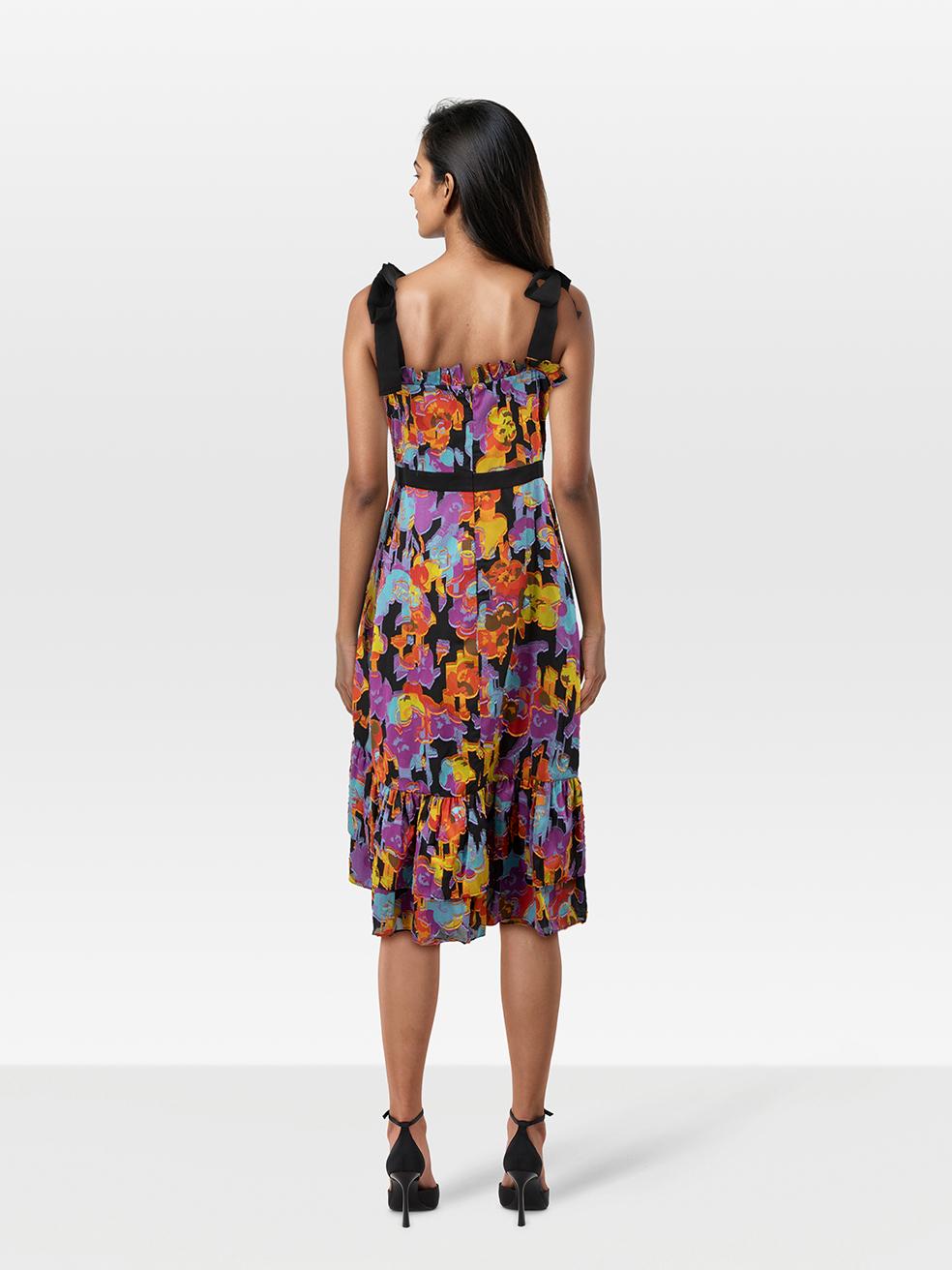 L'ÉTAT est très bon. Pratiquement aucune usure visible de la robe n'est visible sur cet article de revente d'occasion de la créatrice Mary Katrantzou.
 

 

 

 Détails
 

 

 Multicolore
 

 Polyester
 

 Robe
 

 Imprimé floral
 

 Midi
 

 Sans