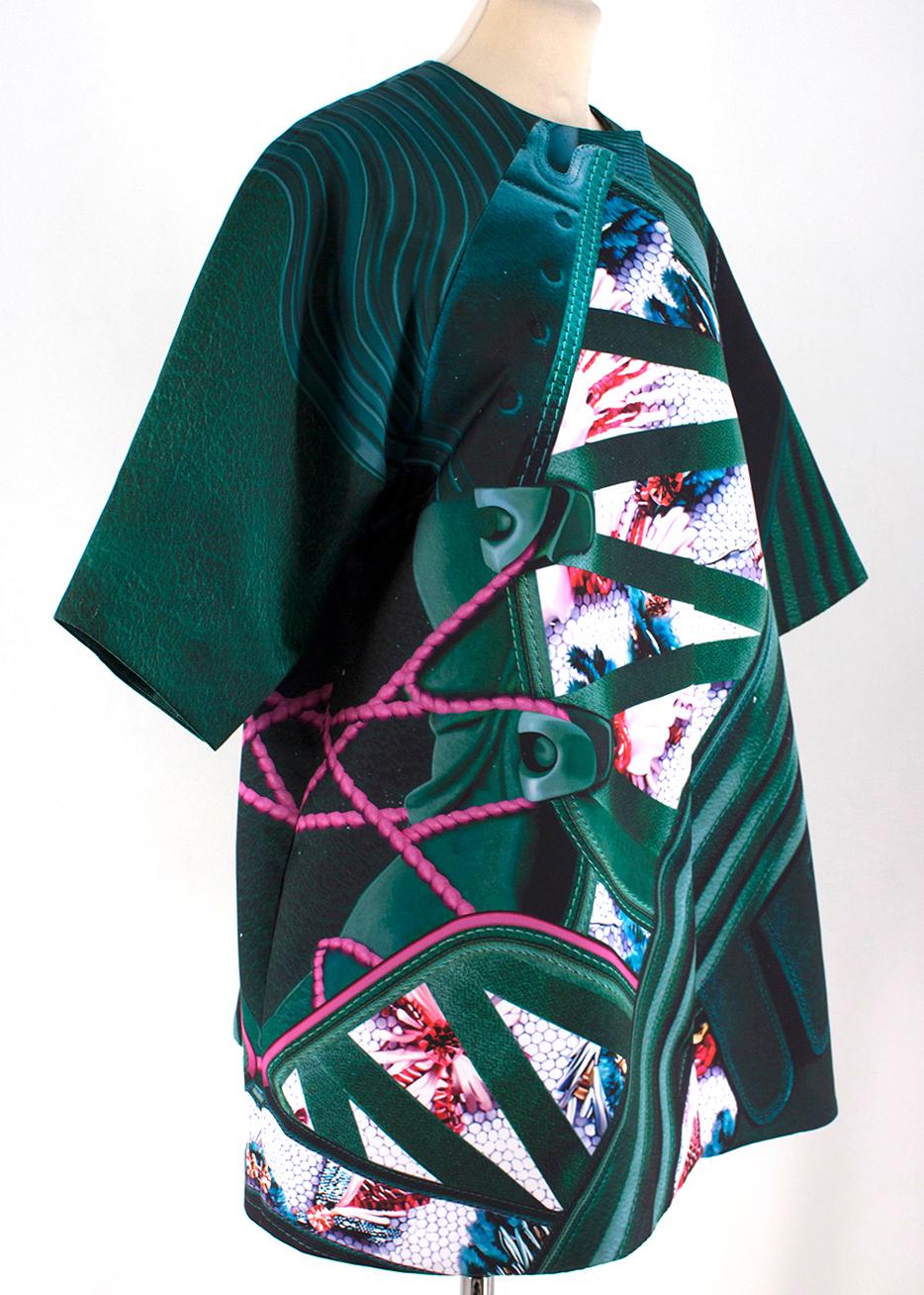 Mary Katrantzou Green Abstract-Patterned Silk-Blend Coat

- Green, abstract-patterned, silk-blend coat
- Single-breasted push button fastening closure
- High neck
- 3/4 sleeves

Please note, these items are pre-owned and may show some signs of