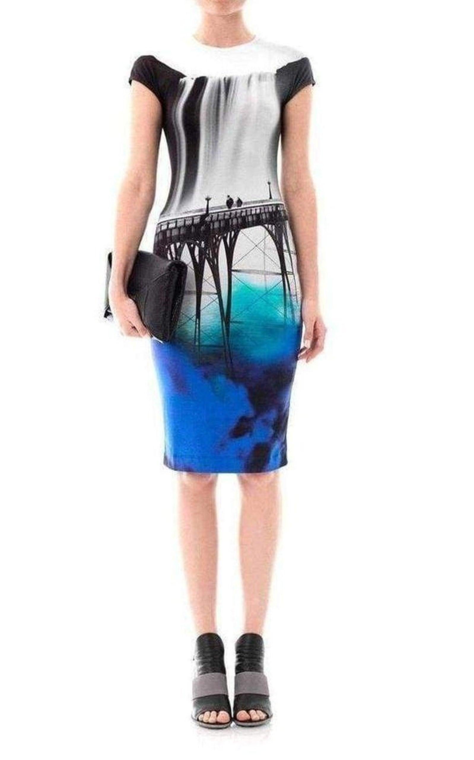A body-con fit jersey dress with a black, white and blue san francisco-print. 
Slip dress 
Fitting round-neck 
Capped sleeves. 
90% viscose, 10% elastane. 
Dry clean. 
Made in UK