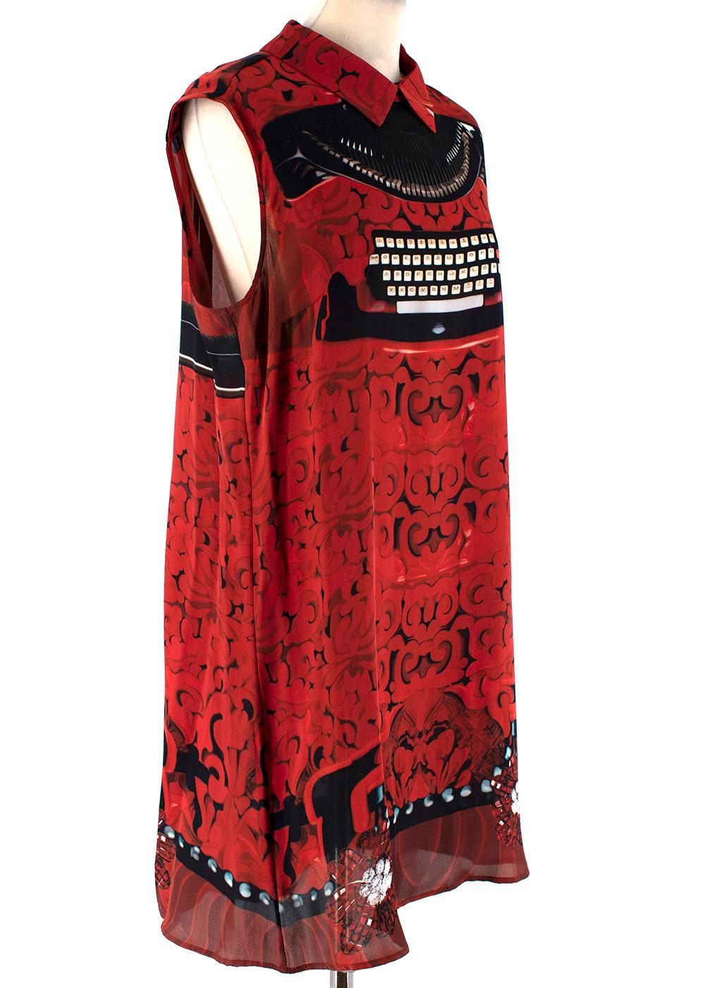 Mary Katrantzou Rotes Seiden-Schreibmaschinen-Kleid

- Aus weicher:: leichter Seide 
- Wunderschöner Schreibmaschinen-Print 
- Ärmelloser:: klassischer Schnitt 
- Kräftiger Rotton 
-Knopfverschluss auf der Rückseite 
- Raffungen auf der Rückseite
