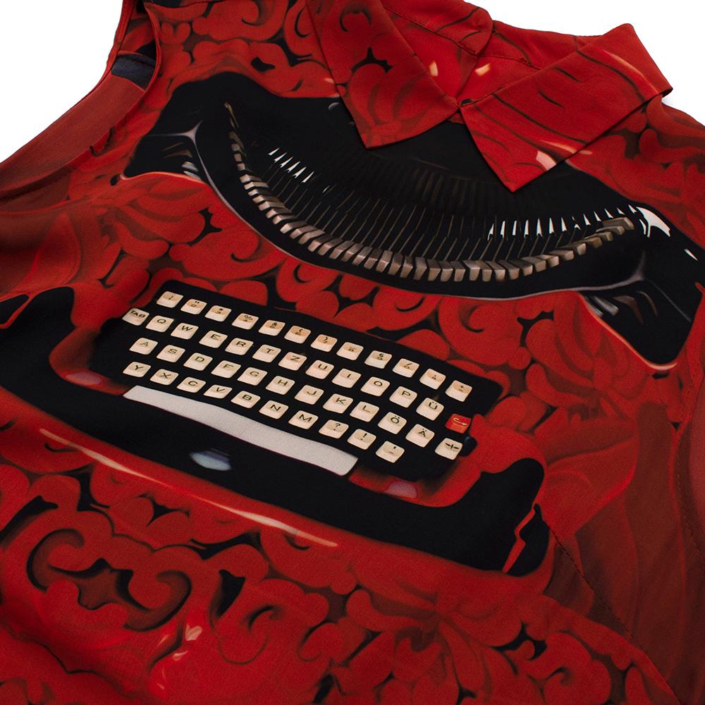 Mary Katrantzou Rotes Seidenkleid mit Schreibmaschinendruck - Größe M (geschätzt) 1