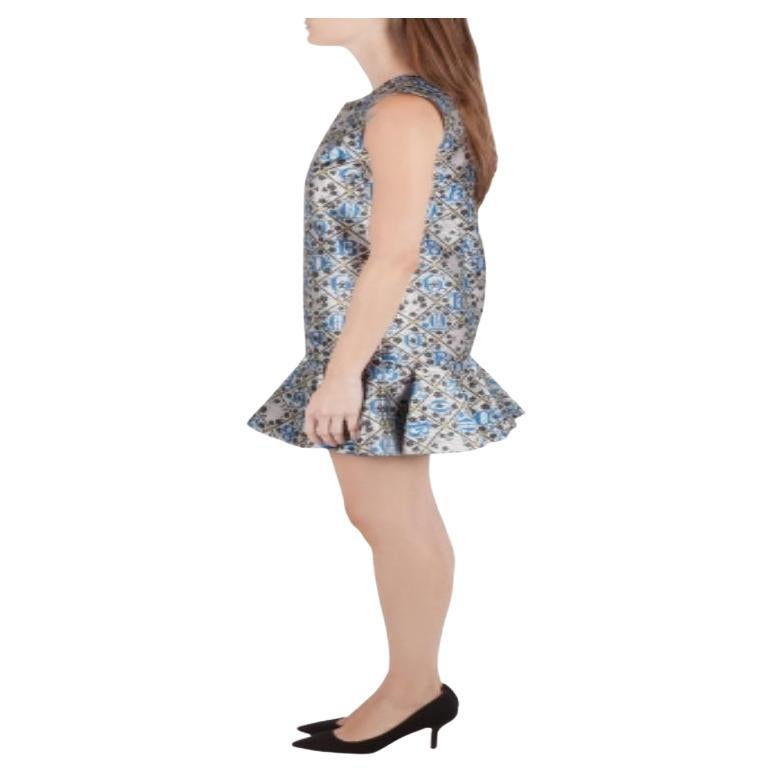 Per infondere uno stile groovy ai tuoi look da sera eleganti, scegli questo abito di Mary Katrantzou. È caratterizzato da una finitura metallica e da graziose stampe. La silhouette senza maniche e la chiusura con zip nascosta sul retro completano