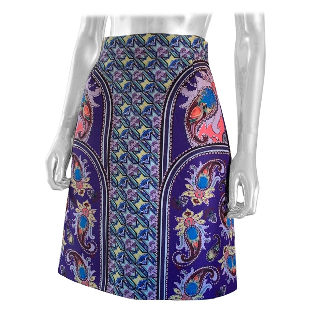 Mary Katrantzou est une créatrice grecque très talentueuse qui travaille dans le domaine du design au Royaume-Uni. Parmi les nombreuses choses pour lesquelles elle est connue en tant que créatrice moderne pour les femmes, il y a son utilisation