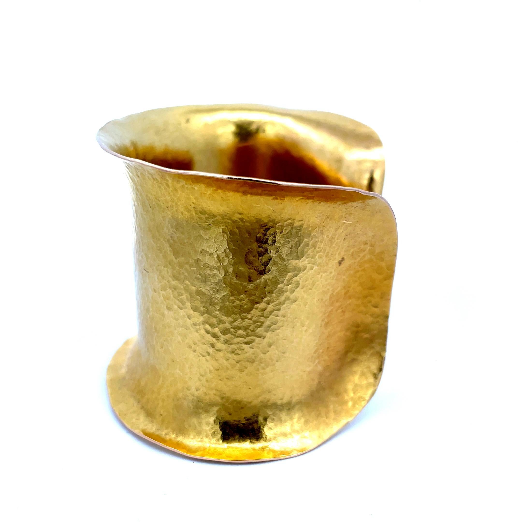 Mary Kretsinger Hammered Cuff 20K Yellow Gold In Excellent Condition For Sale In Dallas, TX