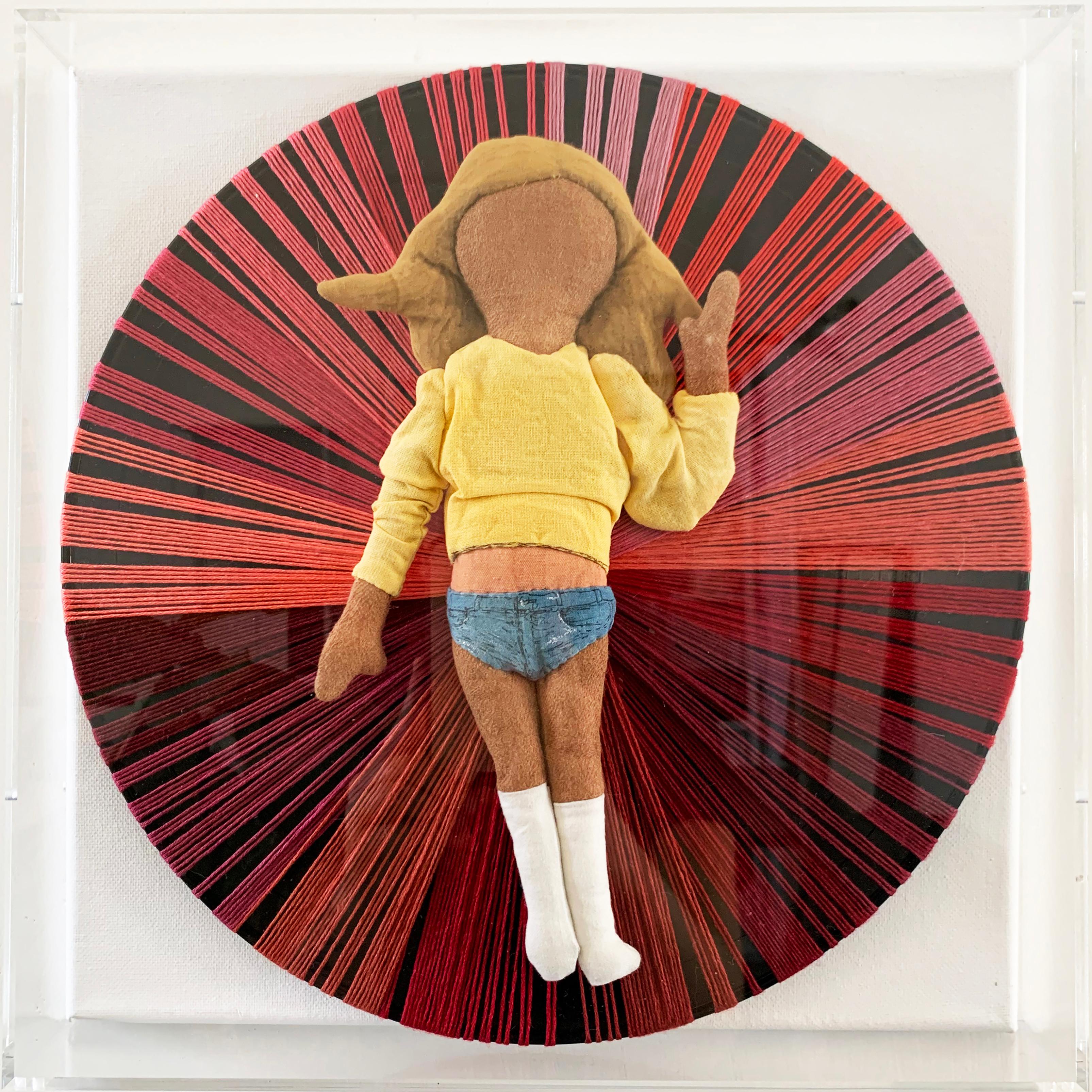 Sa voix  - Fil de poupées tissé à la main enveloppé sur des disques vinyles dans des boîtiers acryliques - Beige Abstract Sculpture par Mary Lai