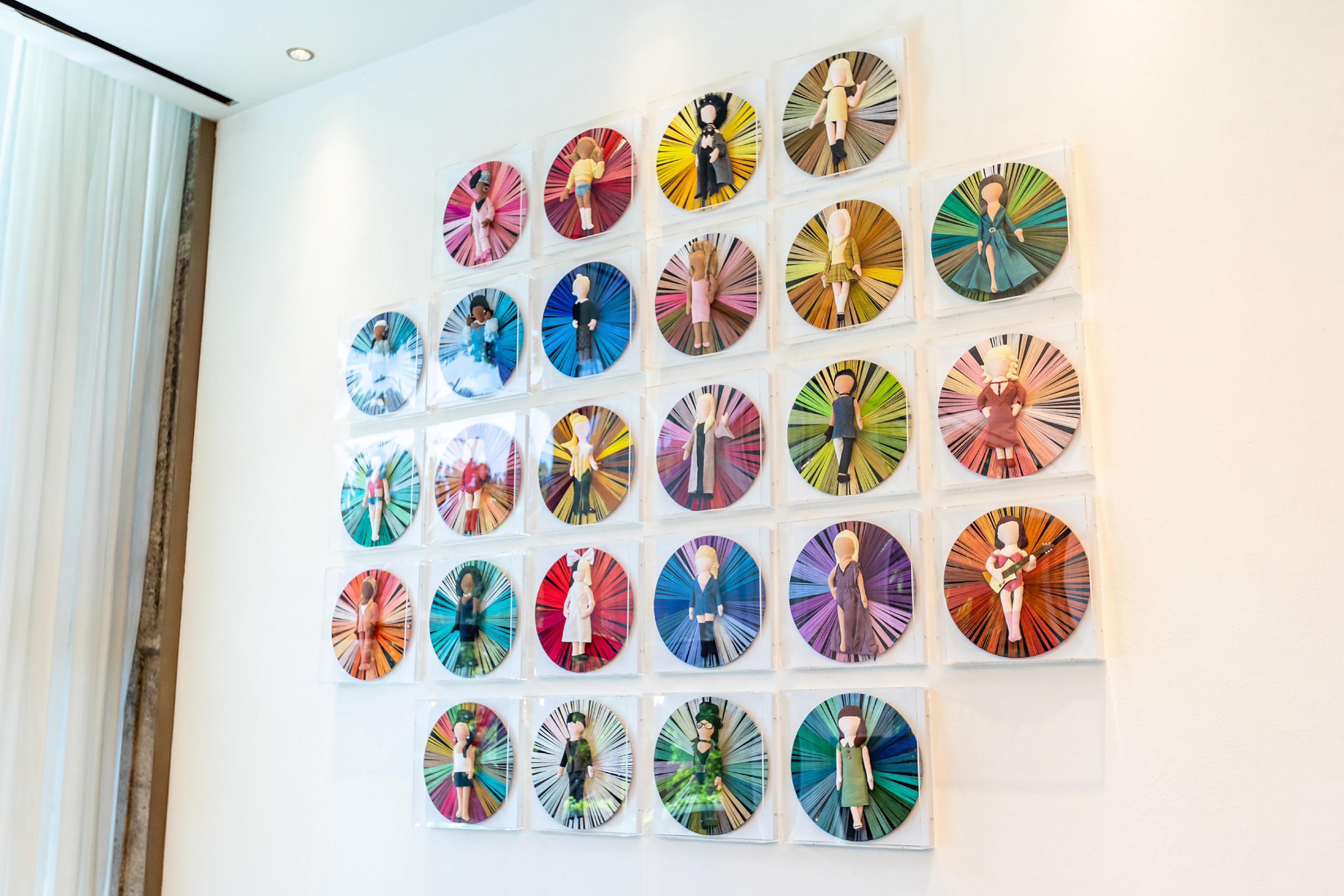 Sa voix  - Fil de poupées tissé à la main enveloppé sur des disques vinyles dans des boîtiers acryliques - Sculpture de Mary Lai