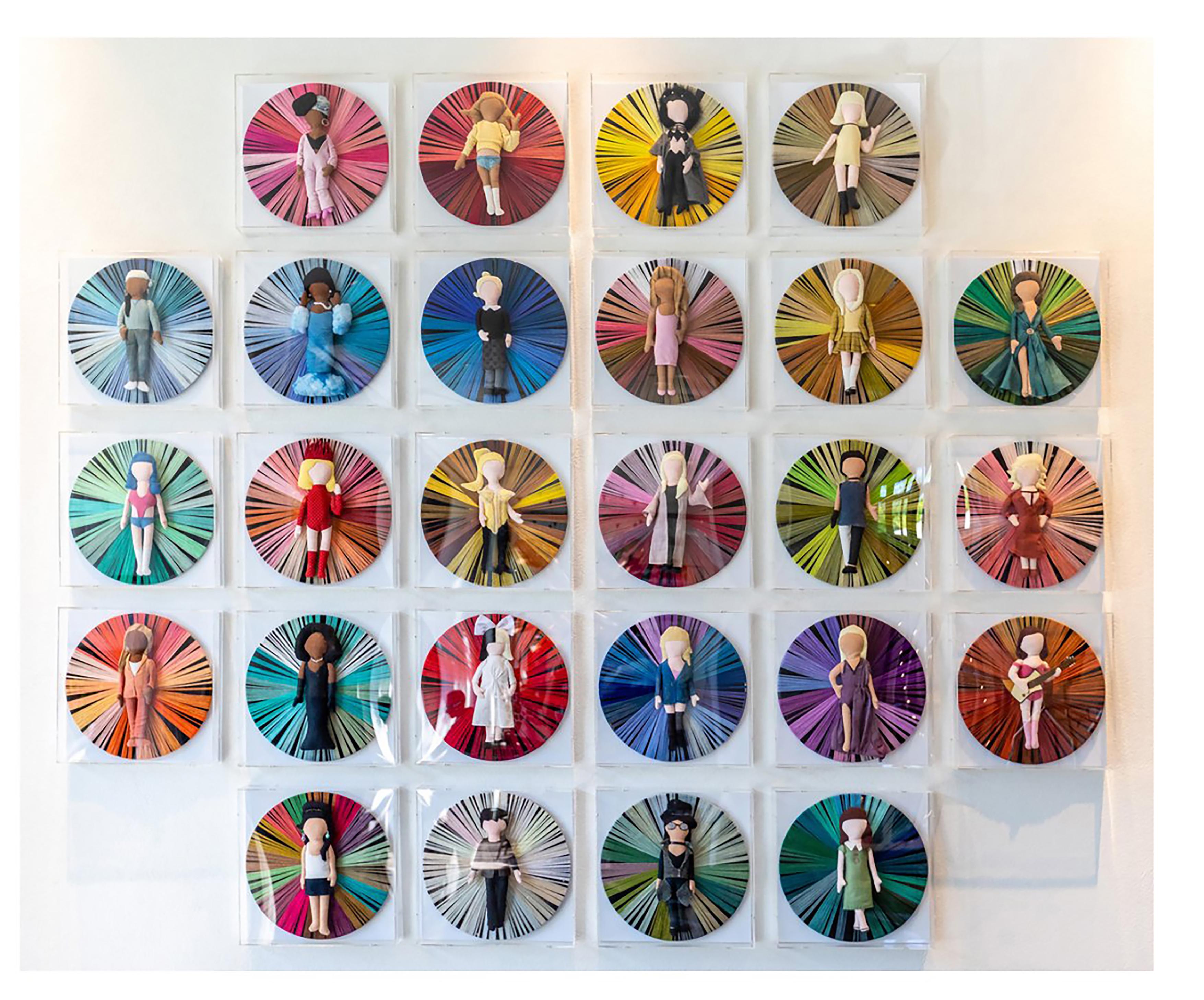 Sa voix  - Fil de poupées tissé à la main enveloppé sur des disques vinyles dans des boîtiers acryliques - Contemporain Sculpture par Mary Lai