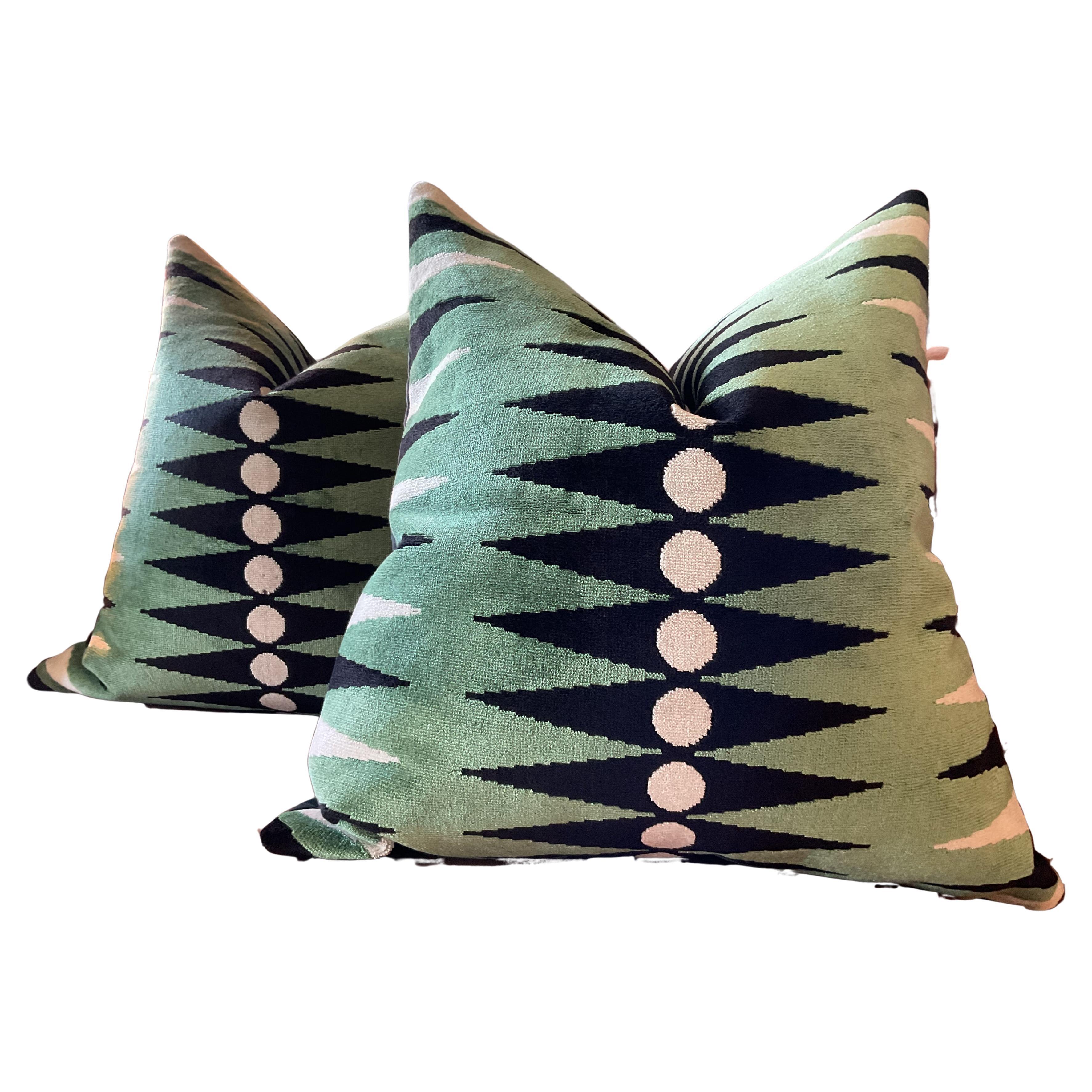 Mary McDonald's per "Backgammon Cut Velvet" di Schumacher's in Greene & Greene's Pillows- A 22'