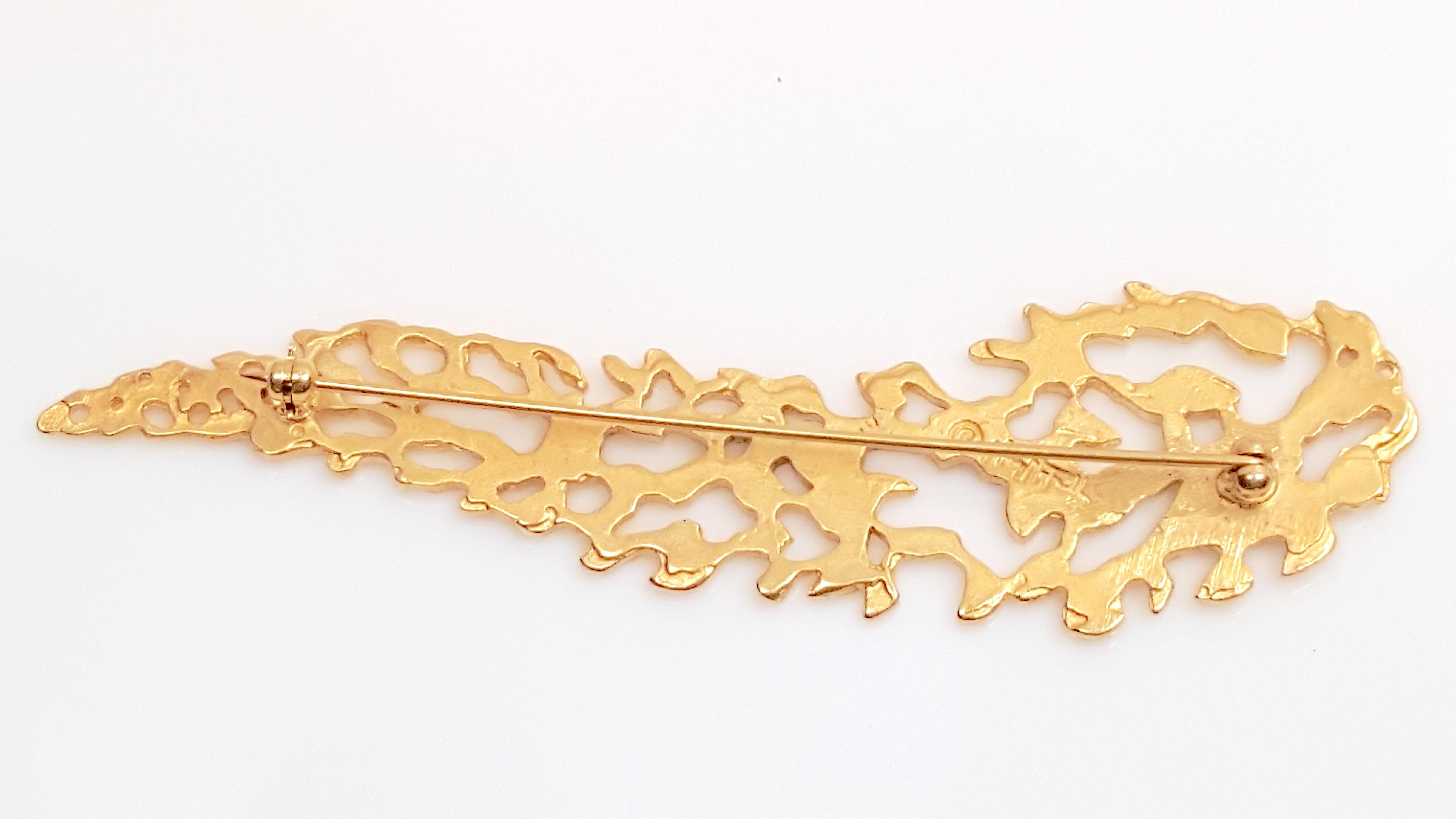 Broche sculpturale ajourée et dorée TheMetCollected Jewelry Series de MaryMcFadden, 1970 Excellent état - En vente à Chicago, IL