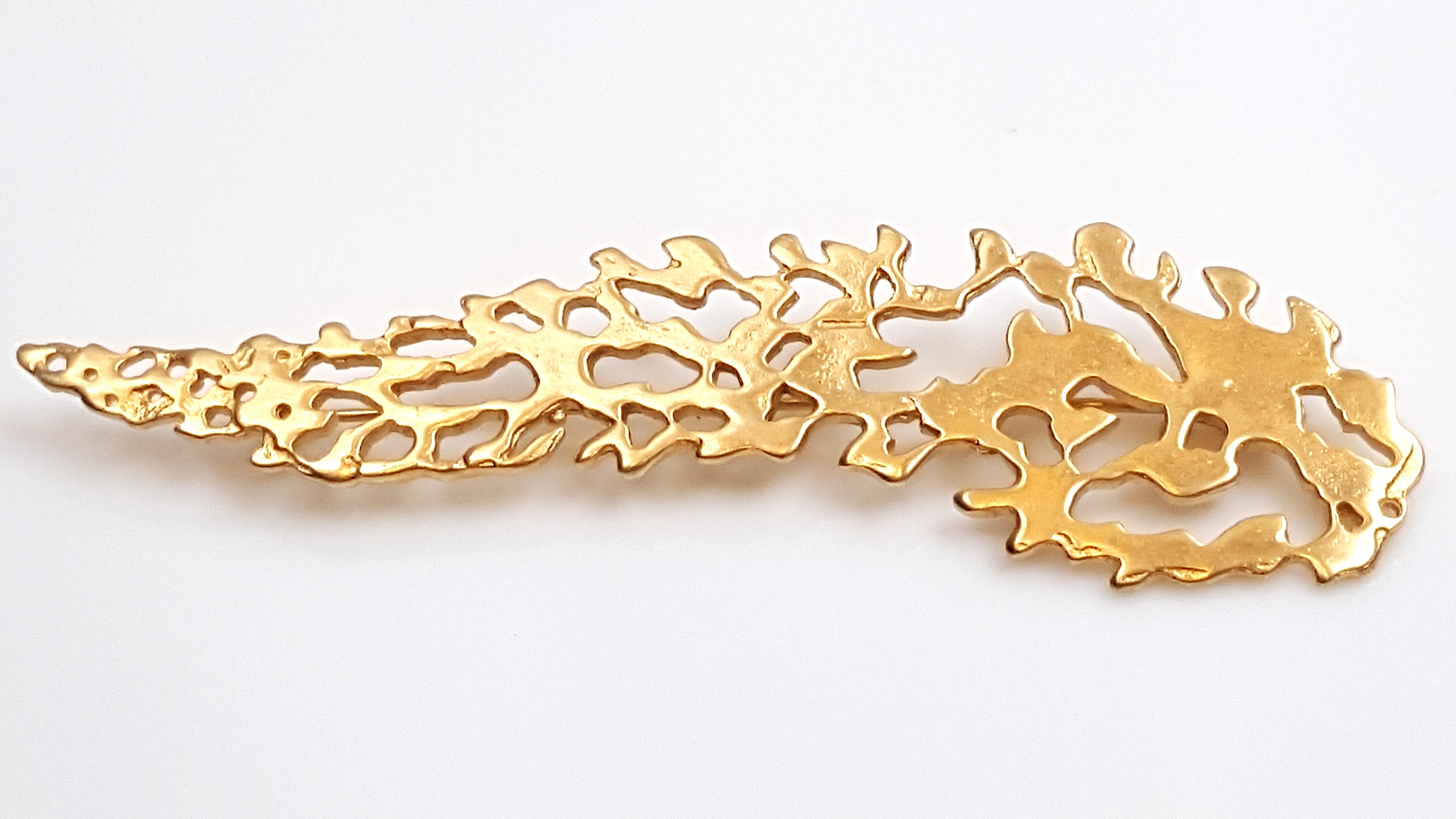 Broche sculpturale ajourée et dorée TheMetCollected Jewelry Series de MaryMcFadden, 1970 en vente 1