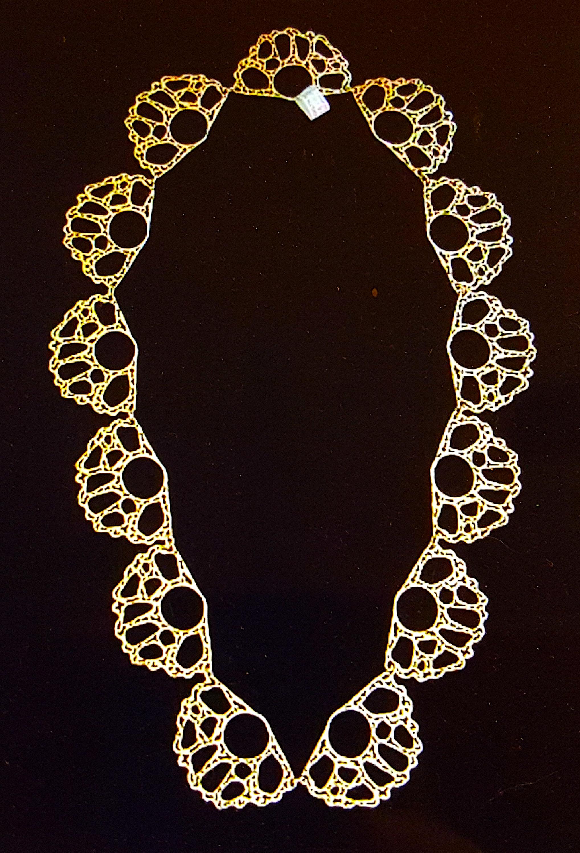Broche sculpturale ajourée et dorée TheMetCollected Jewelry Series de MaryMcFadden, 1970 en vente 2