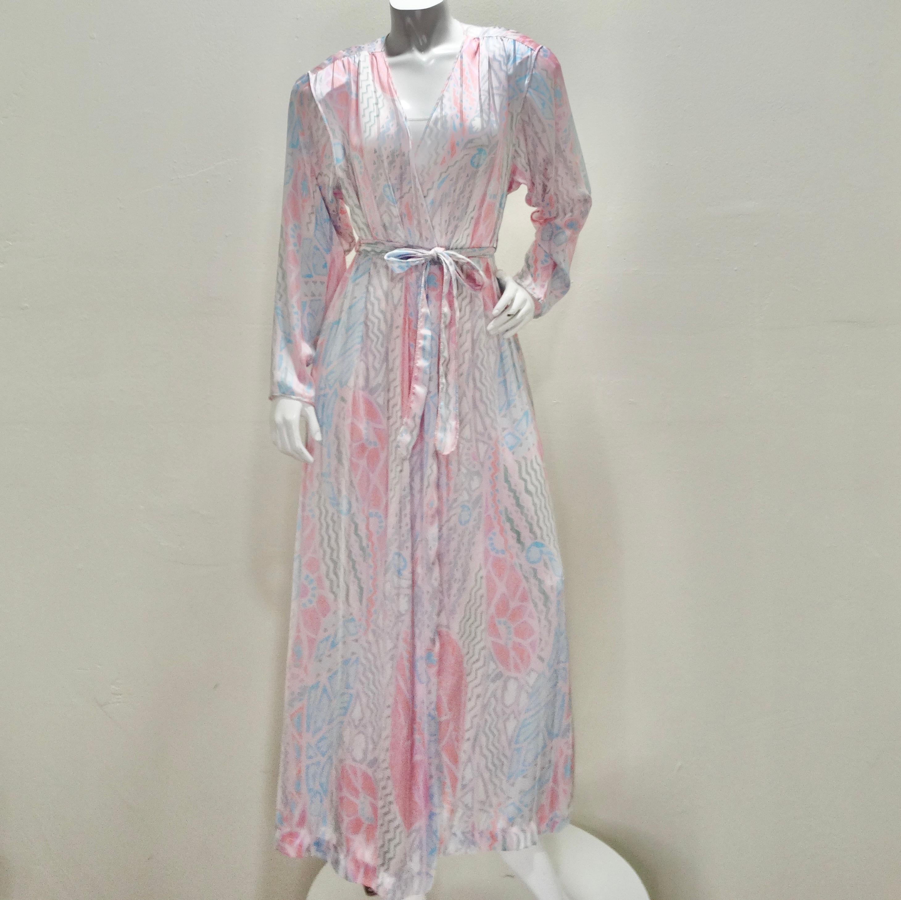 Entdecken Sie Eleganz und Raffinesse mit der bedruckten Robe von Mary McFadden aus den 1980er Jahren - ein wahres Schmuckstück aus einer vergangenen Ära. Diese exquisite Robe, die von Mary McFadden entworfen wurde, besticht durch zeitlose Schönheit