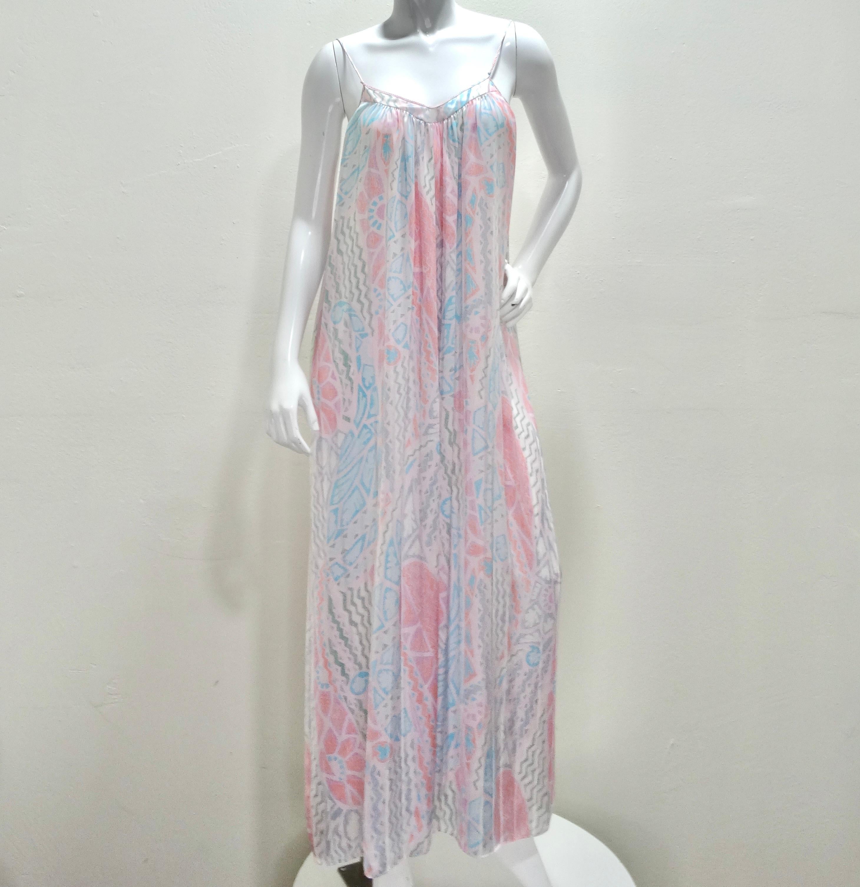 Das Mary McFadden 1980s Printed Slip Dress ist ein umwerfendes Kleidungsstück, das die Essenz zeitloser Schönheit verkörpert. Dieses bodenlange Maxikleid, entworfen von der kultigen Mary McFadden, ist ein Kunstwerk. Das aus luxuriösem rosa, weißem