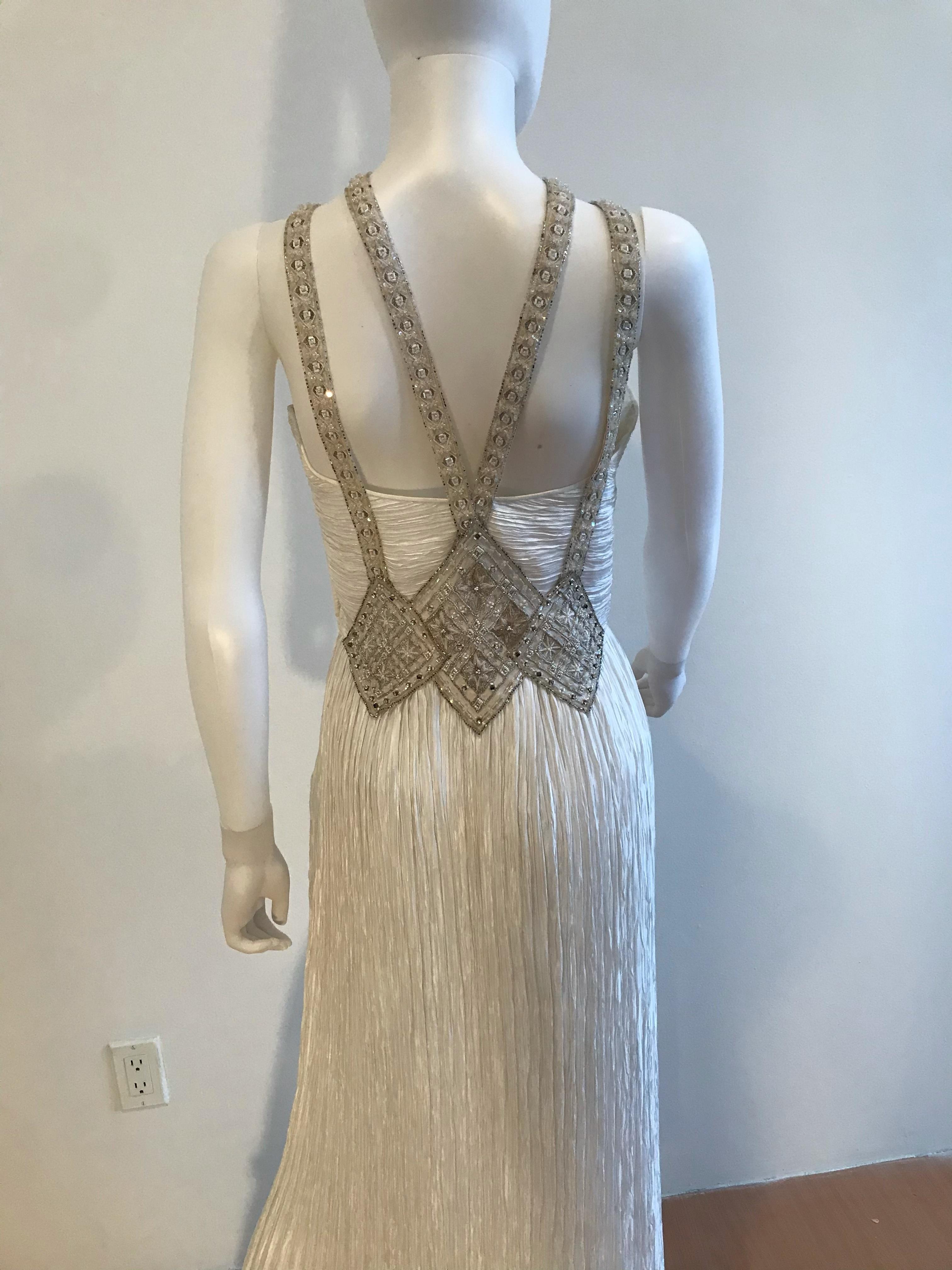 Mary McFadden Perlenbesetztes Plissee Criss Cross Weißes Kleid im Zustand „Gut“ im Angebot in Brooklyn, NY