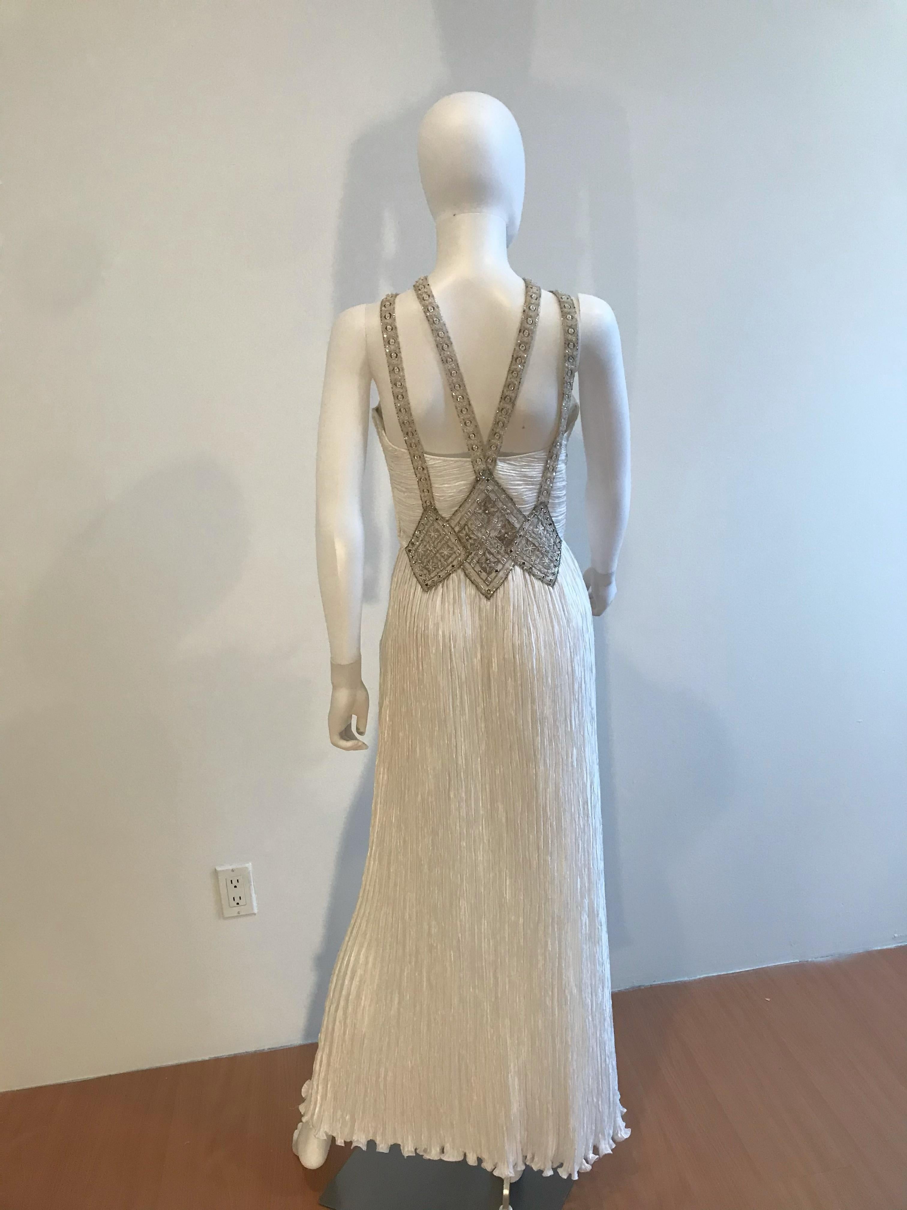 Mary McFadden Perlenbesetztes Plissee Criss Cross Weißes Kleid Damen im Angebot