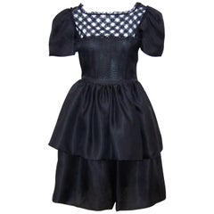 Mary McFadden - Vestito in organza di seta nera con pizzo, anni '80