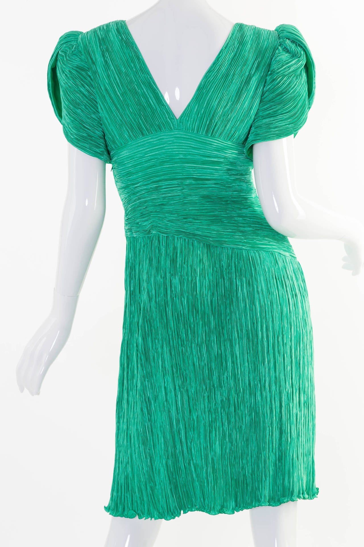 Mary McFadden Couture Green Pleated Sculpted Short Sleeve Dress, 1980s In Excellent Condition For Sale In Boca Raton, FL