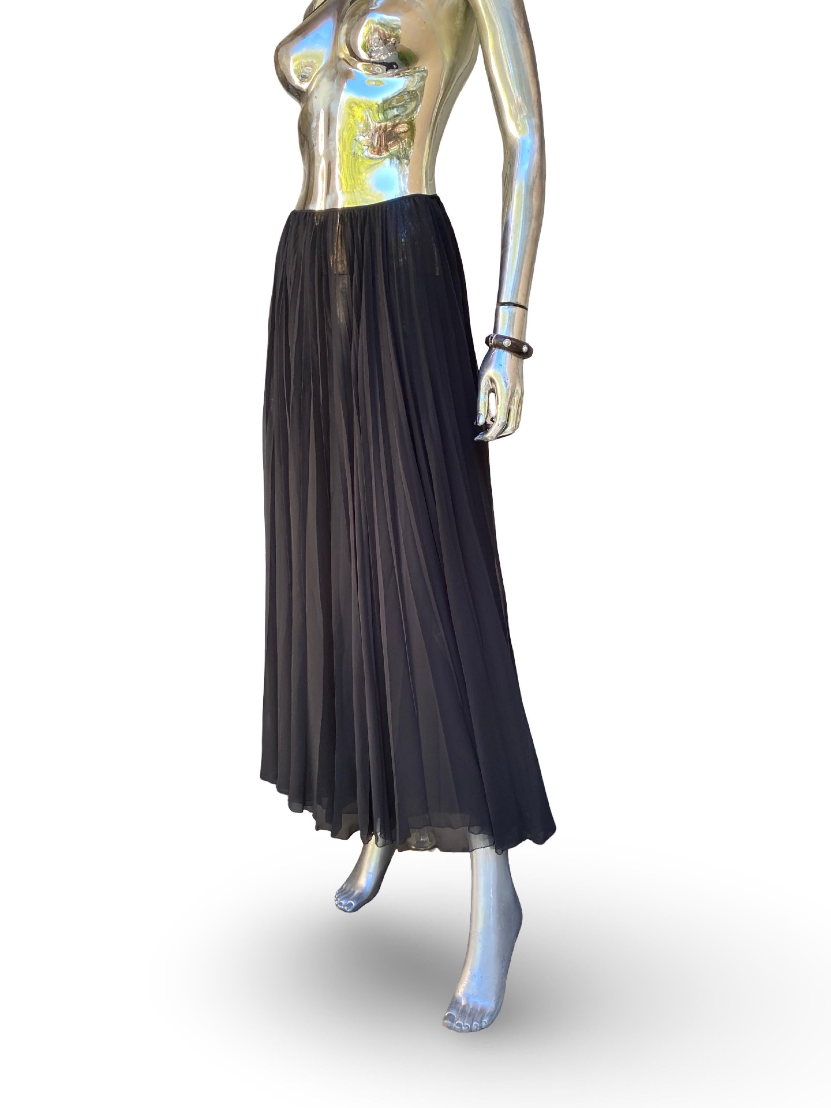 Mary McFadden COUTURE Jupe plissée en mousseline noire Taille 6 en vente 6