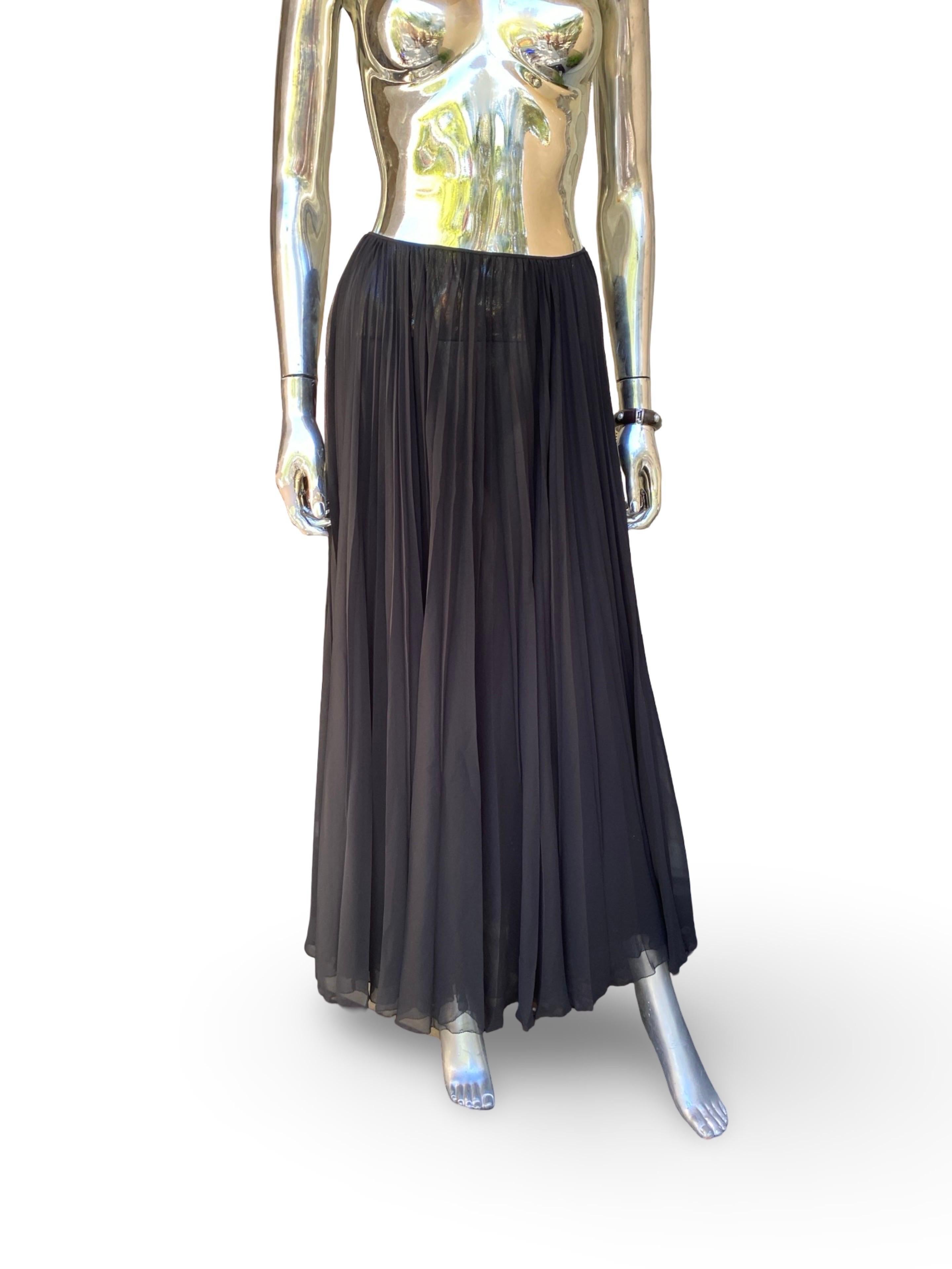 Mary McFadden COUTURE Jupe plissée en mousseline noire Taille 6 Bon état - En vente à Palm Desert, CA