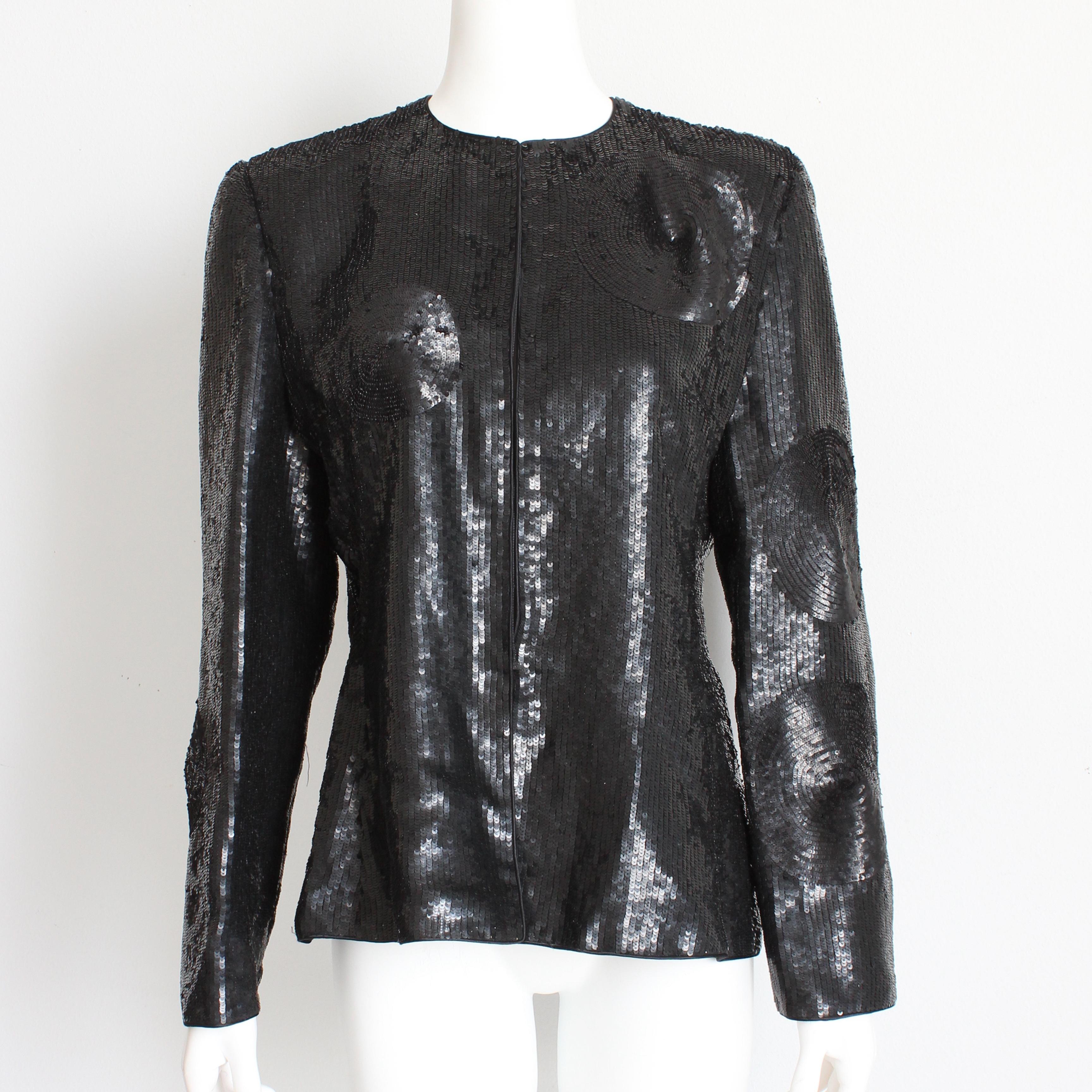 Authentique veste vintage d'occasion, fabriquée par Mary McFadden Couture, très probablement dans les années 90.  Vendue à l'origine par la boutique haut de gamme Nina Rayner de Delray Beach. Réalisée en paillettes noires avec un motif circulaire