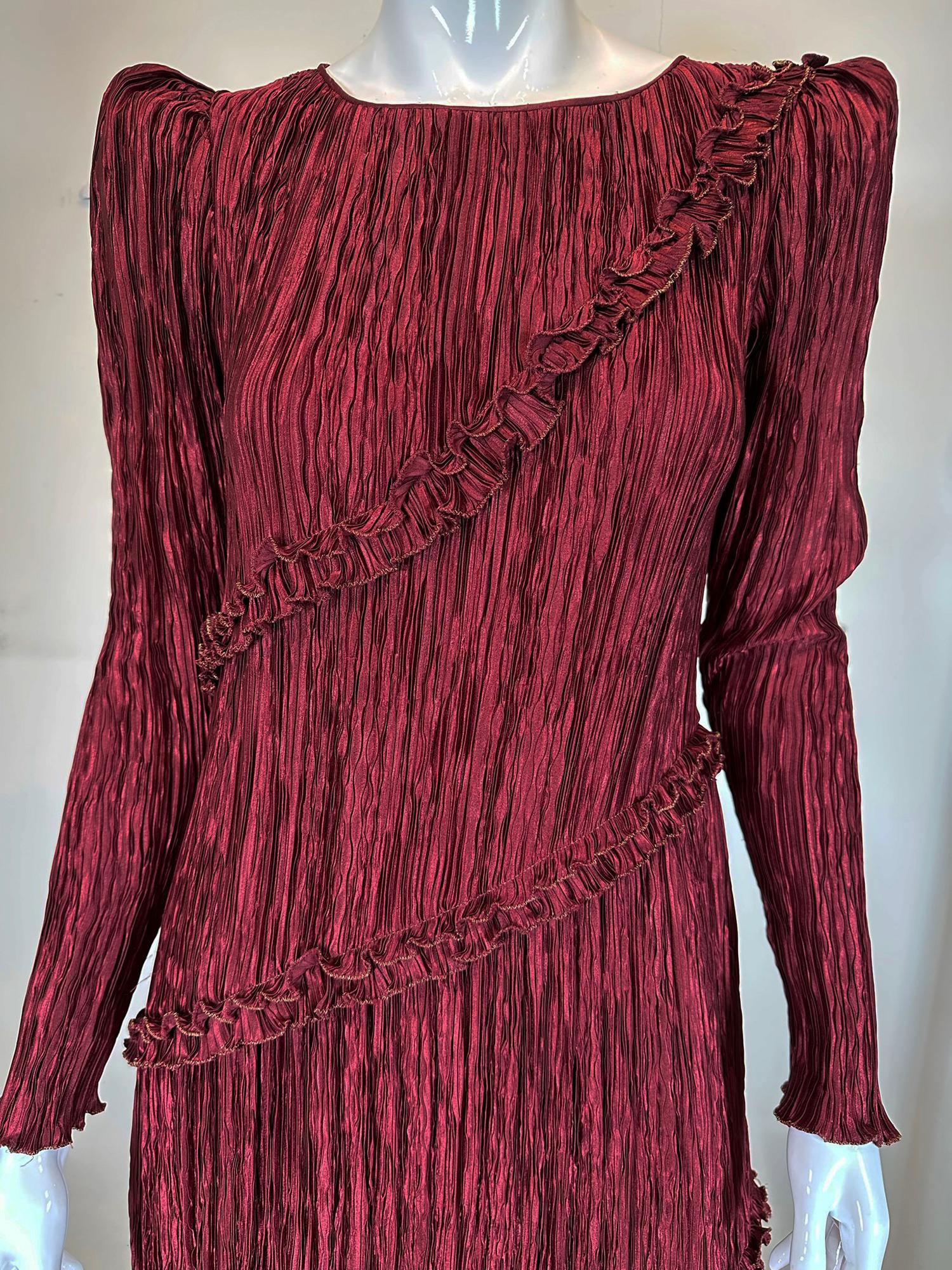 Mary McFadden Asymmetrisches Kleid mit asymmetrischem Saum, Granat & Goldfalten und goldfarbenen Schultern, 1970er Jahre im Angebot 7