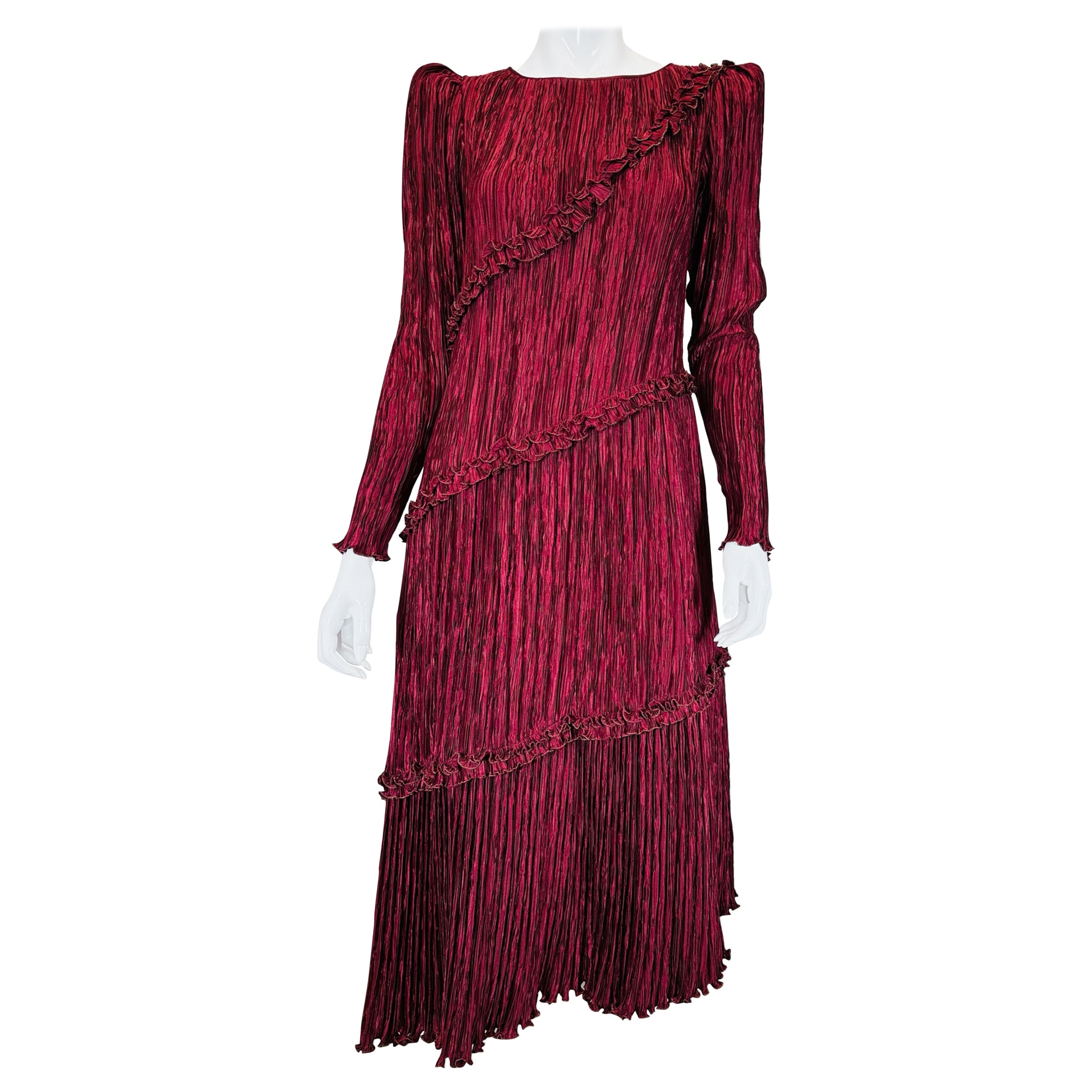 Mary McFadden Asymmetrisches Kleid mit asymmetrischem Saum, Granat & Goldfalten und goldfarbenen Schultern, 1970er Jahre im Angebot
