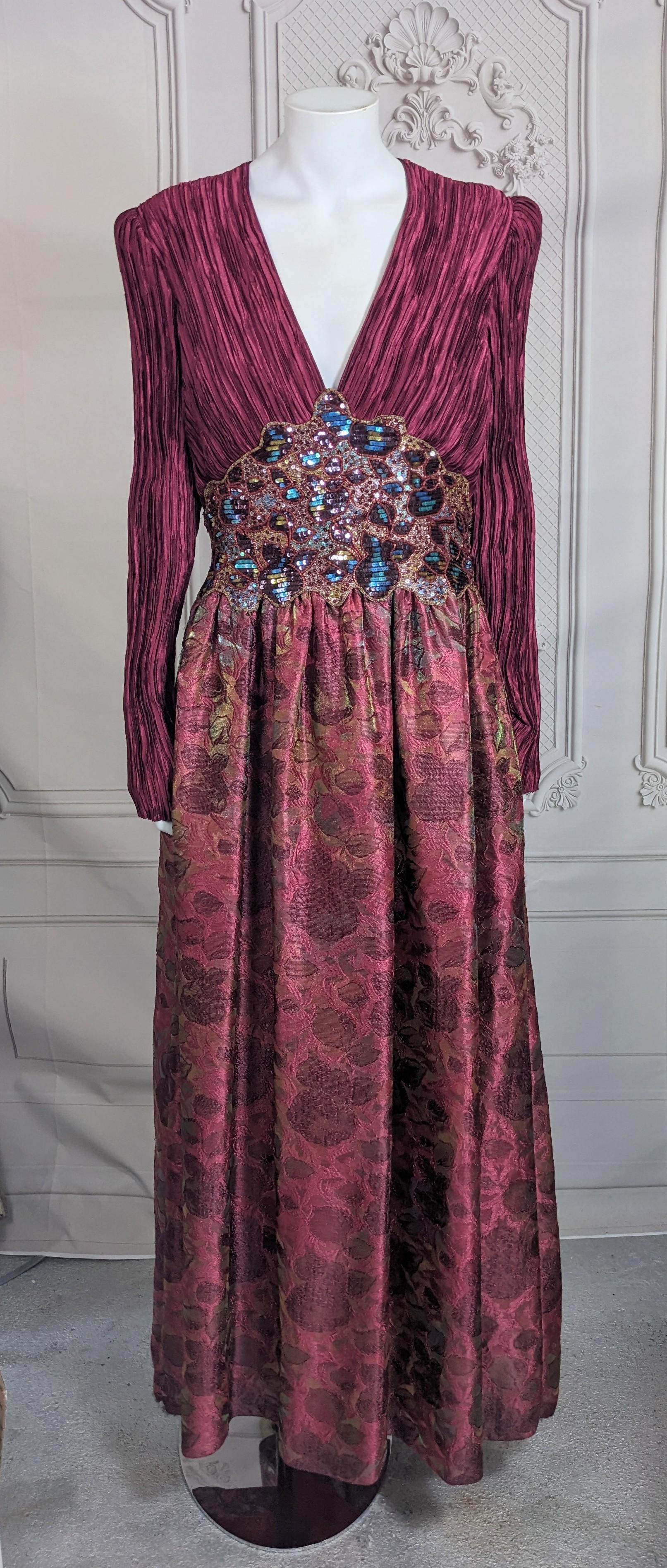 Vestido de organza plisado y con cuentas de Mary McFadden de los años 90. Corpiño plisado de la firma Fortuny con cintura bordada de cuentas y lentejuelas y falda completa de organza. 
La falda completa es de organza estampada iridiscente con