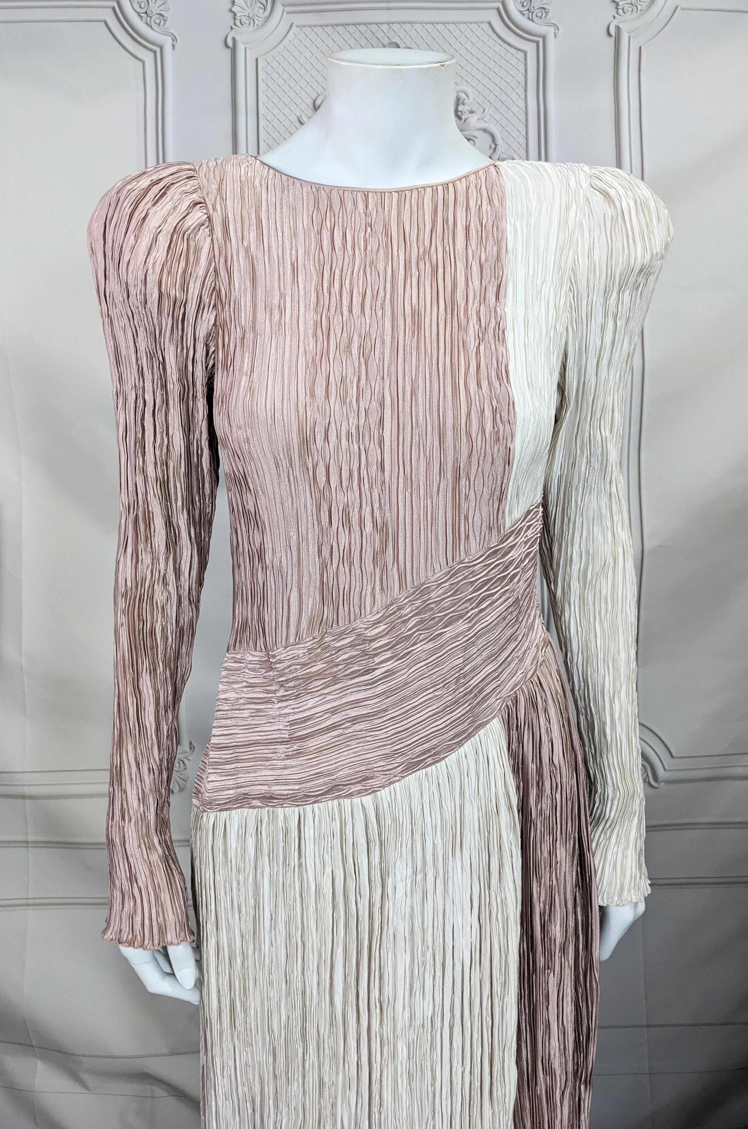 Gris Mary McFadden Signature - Robe de cocktail plissée à deux tons en vente