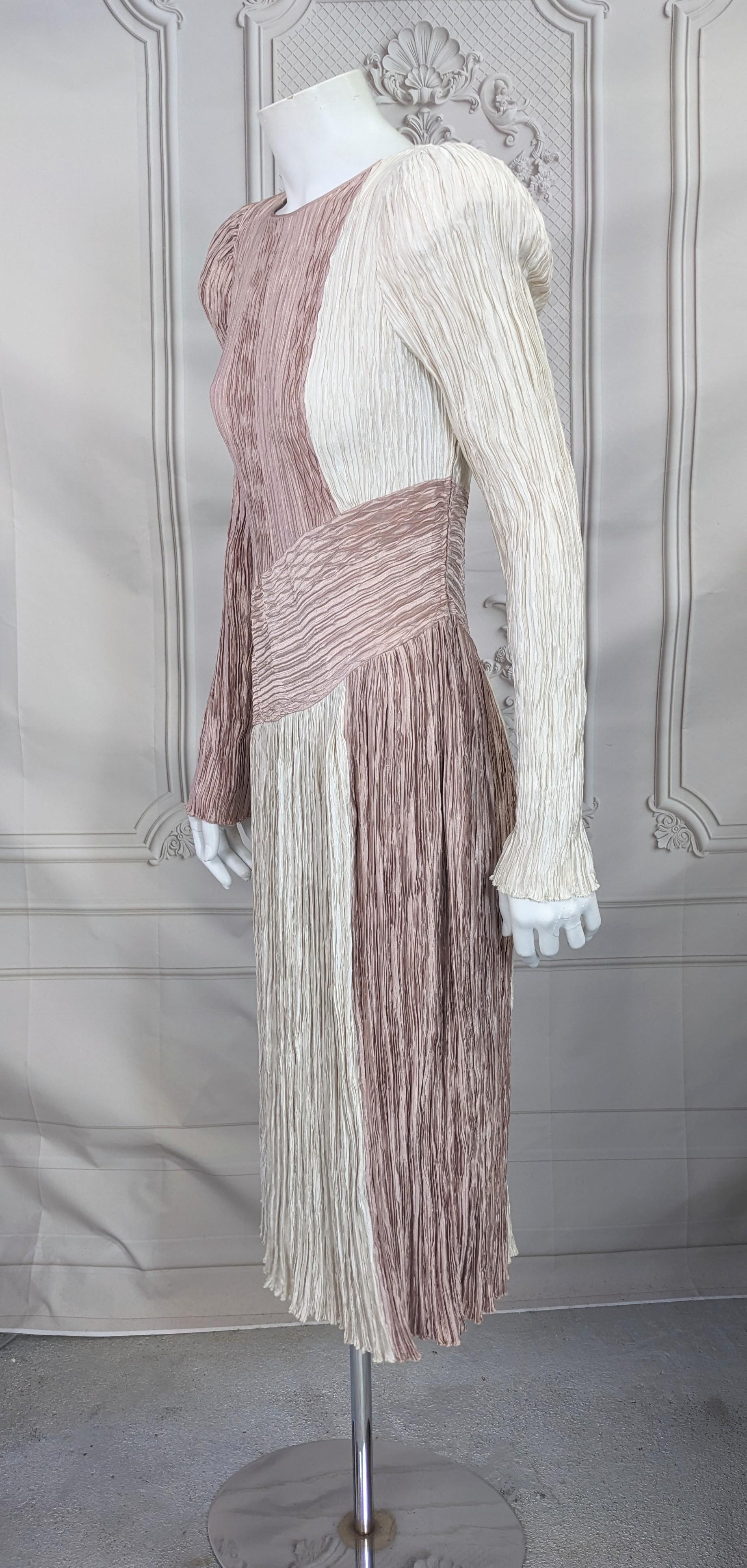 Mary McFadden Signature - Robe de cocktail plissée à deux tons Bon état - En vente à New York, NY