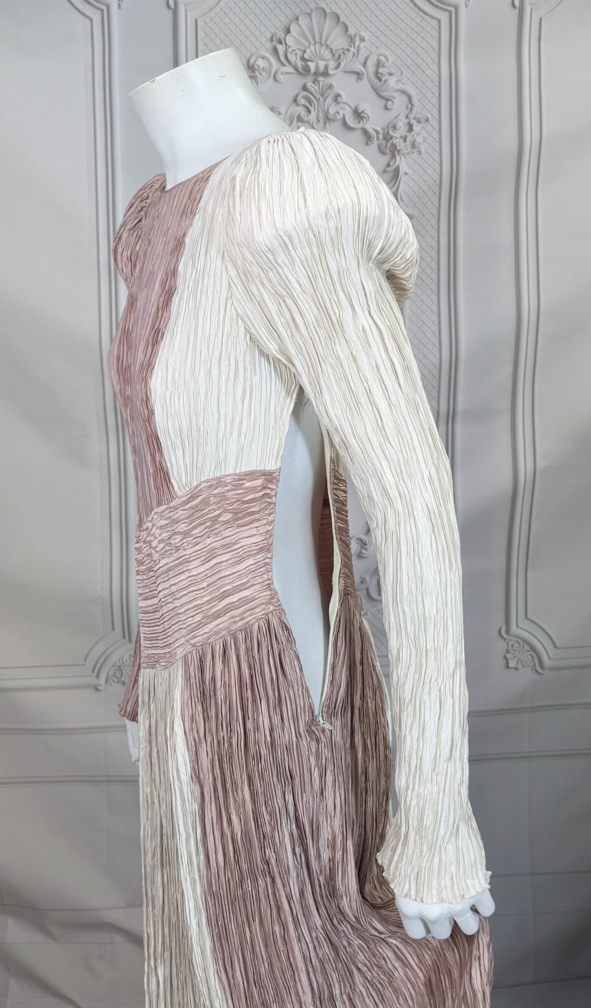 Mary McFadden Signature - Robe de cocktail plissée à deux tons Unisexe en vente