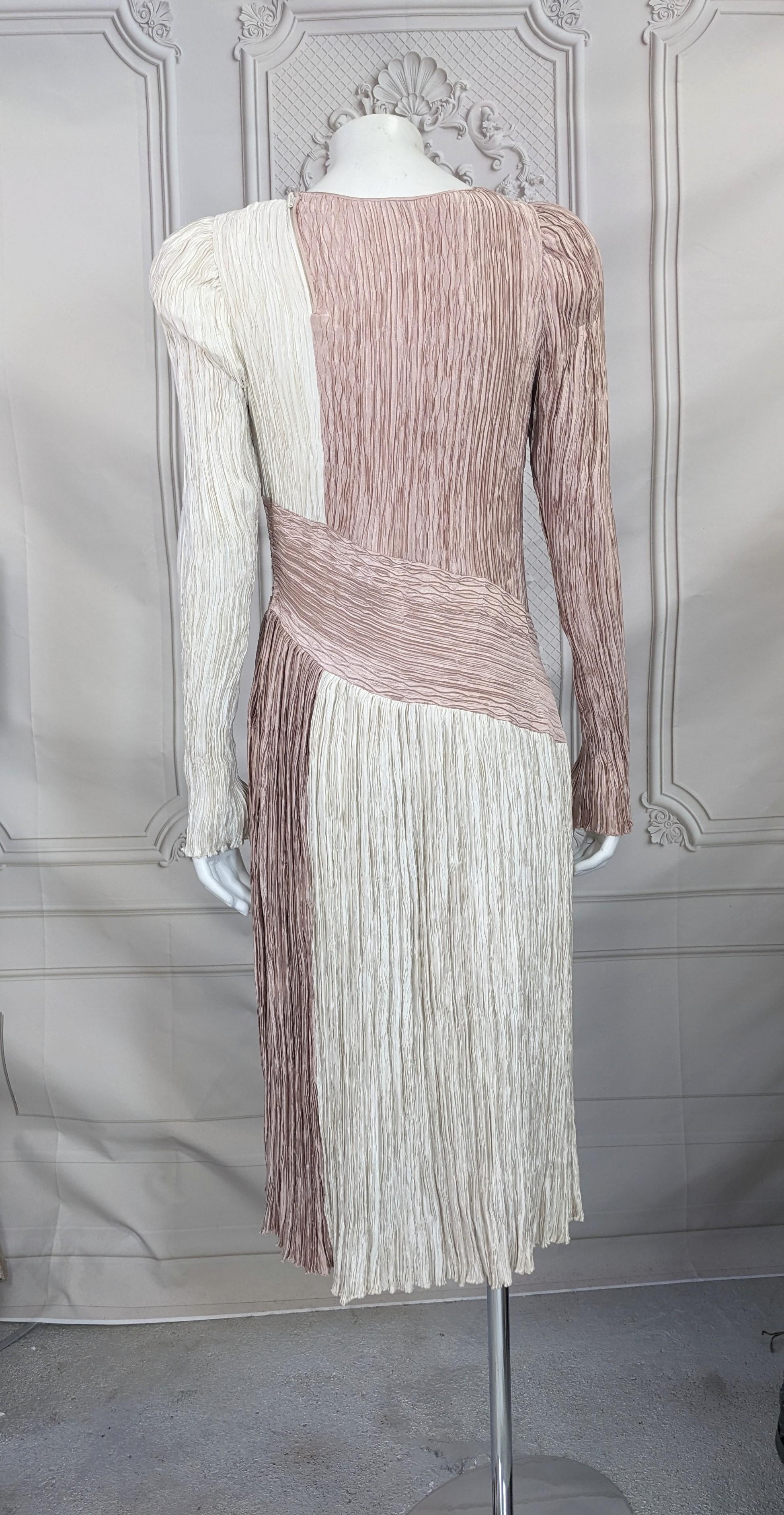 Mary McFadden Signature - Robe de cocktail plissée à deux tons en vente 2