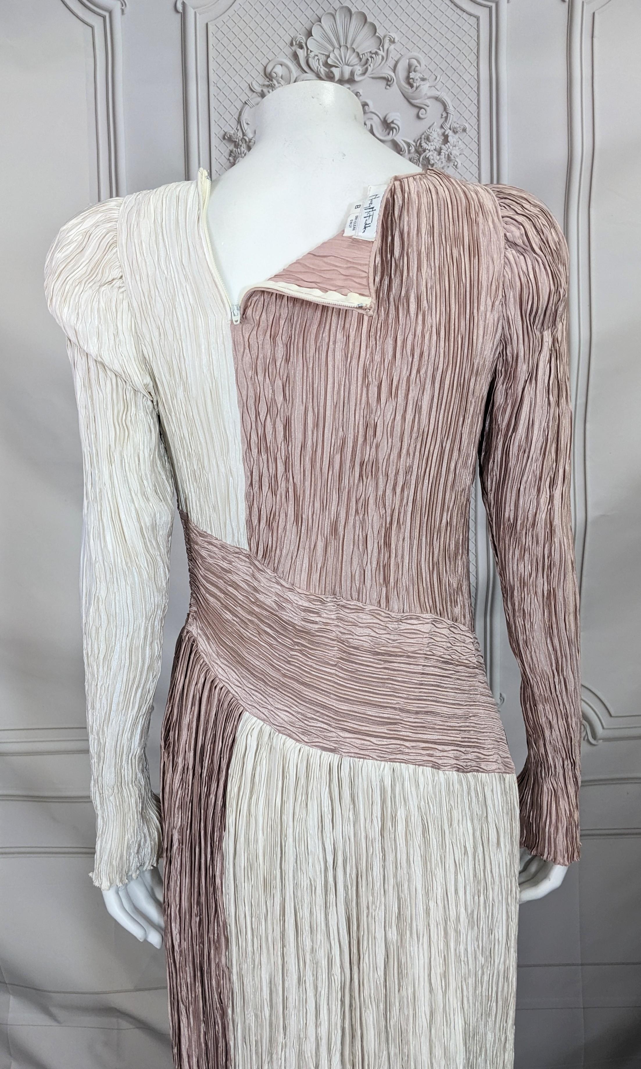 Mary McFadden Signature - Robe de cocktail plissée à deux tons en vente 3