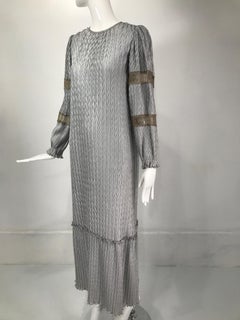 Mary McFadden Collezione Argento Grigio e Oro Pizzo 1 Abito Stile Contadino